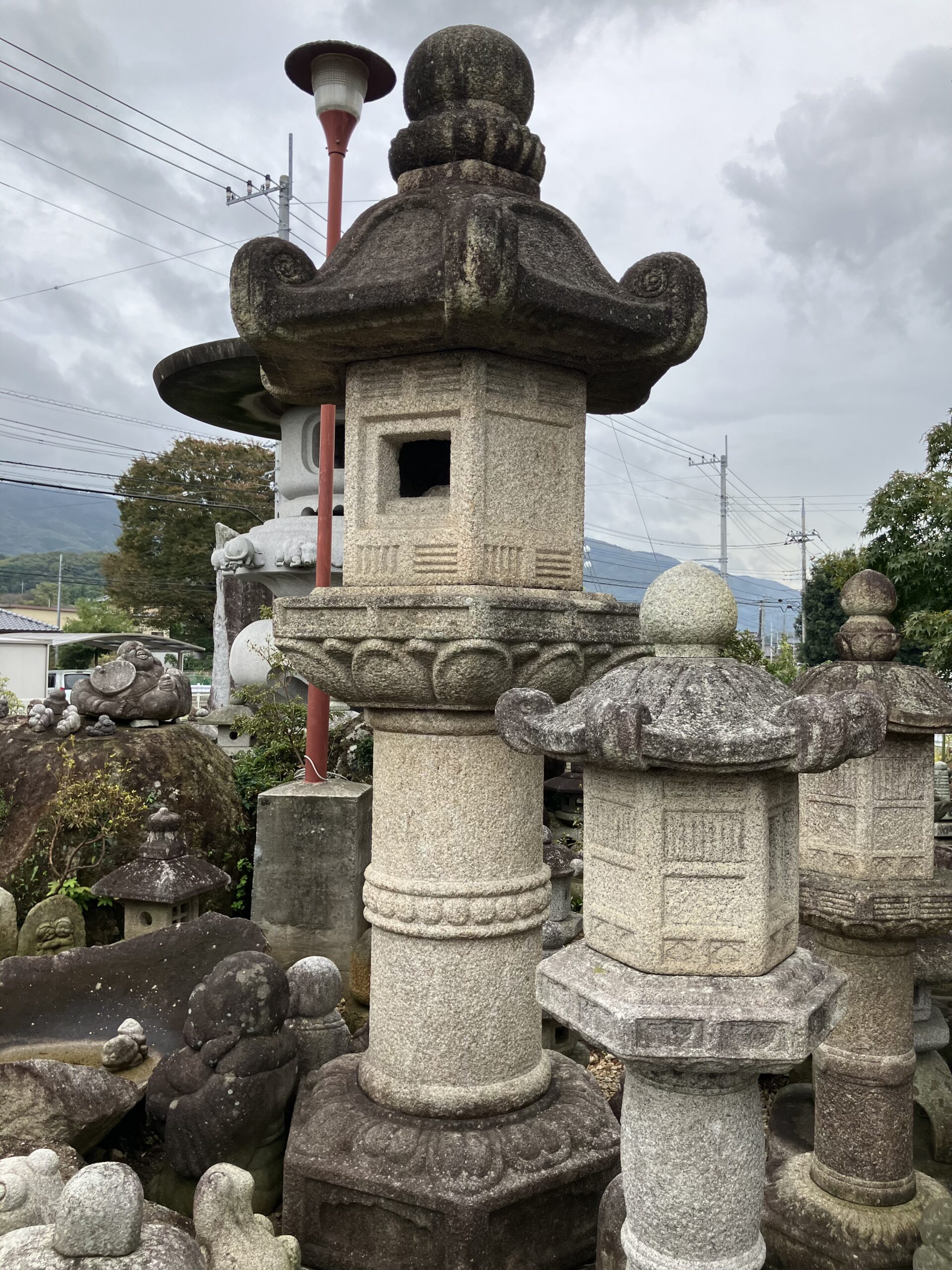 六角蕨手付形台付石灯籠