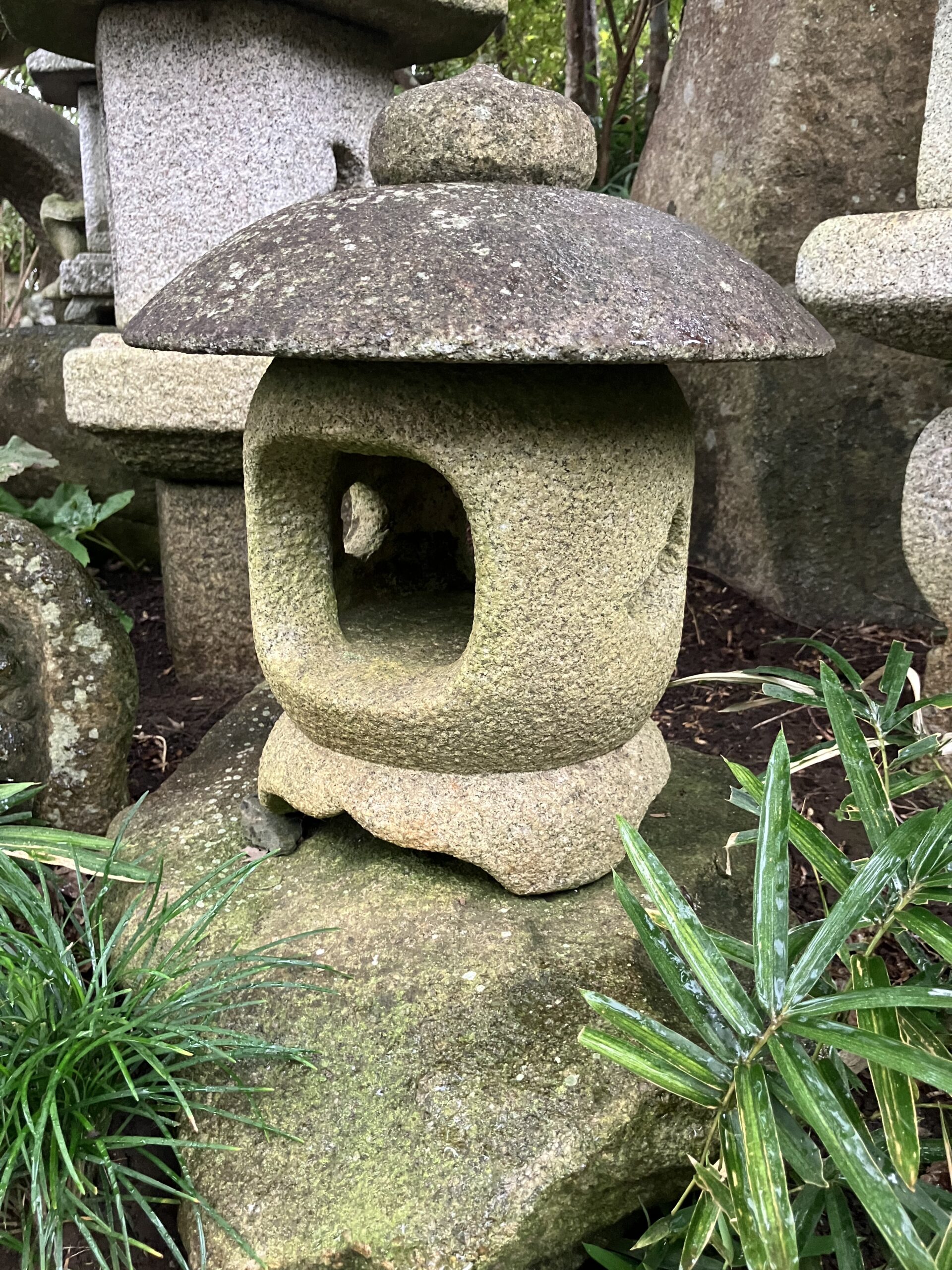 丸形置石灯籠