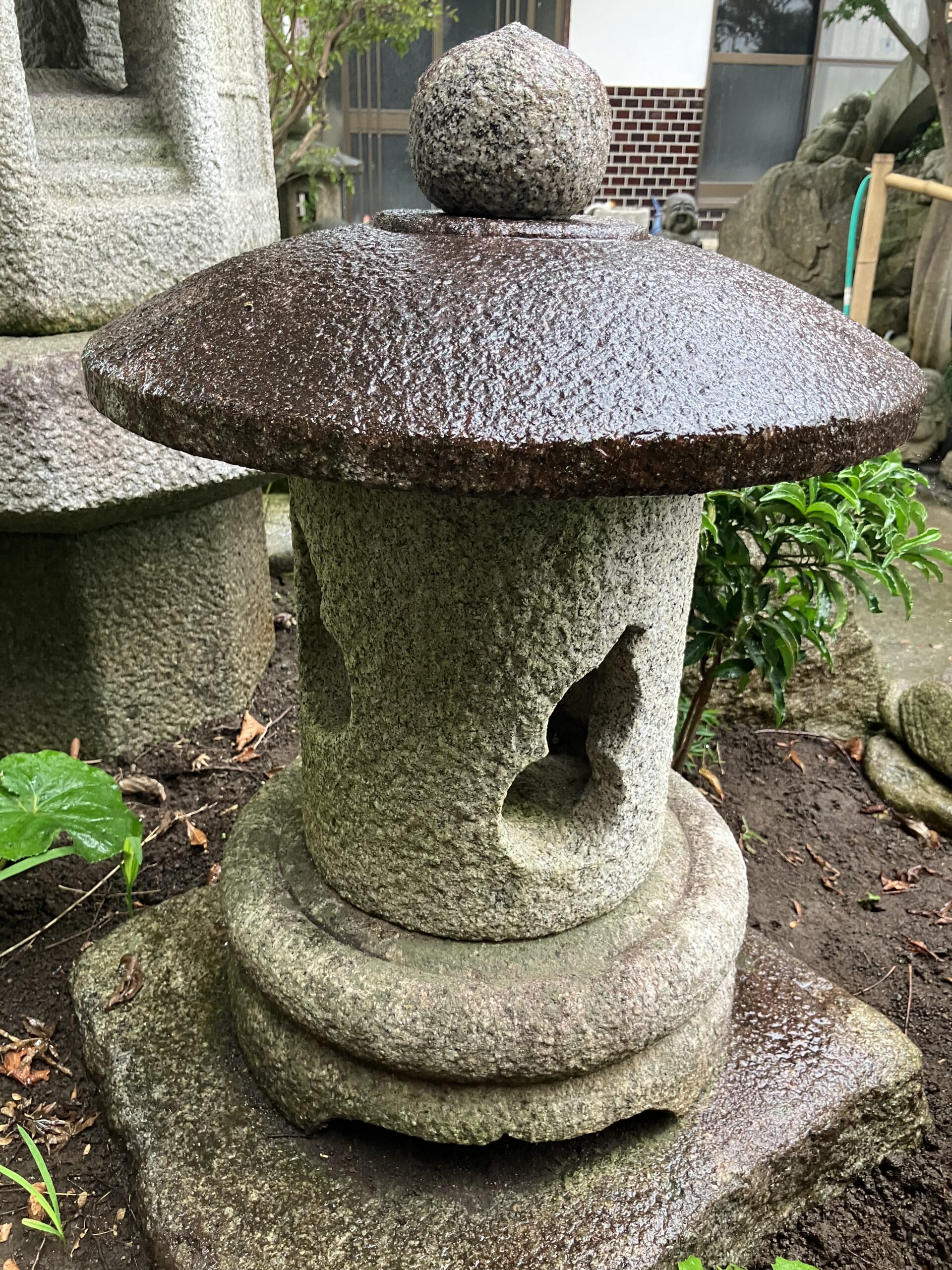 丸形置石灯籠