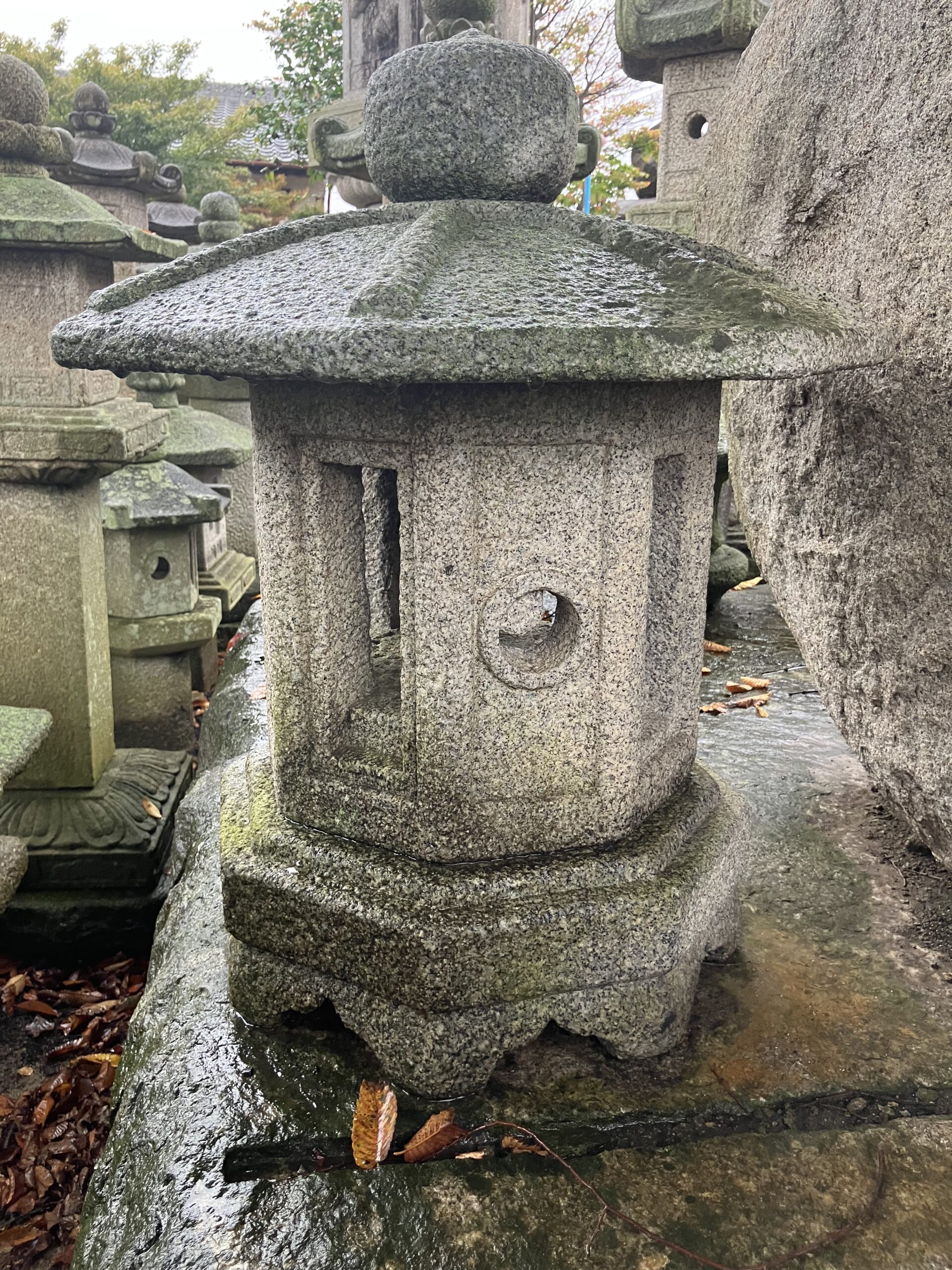 八角形置石灯籠