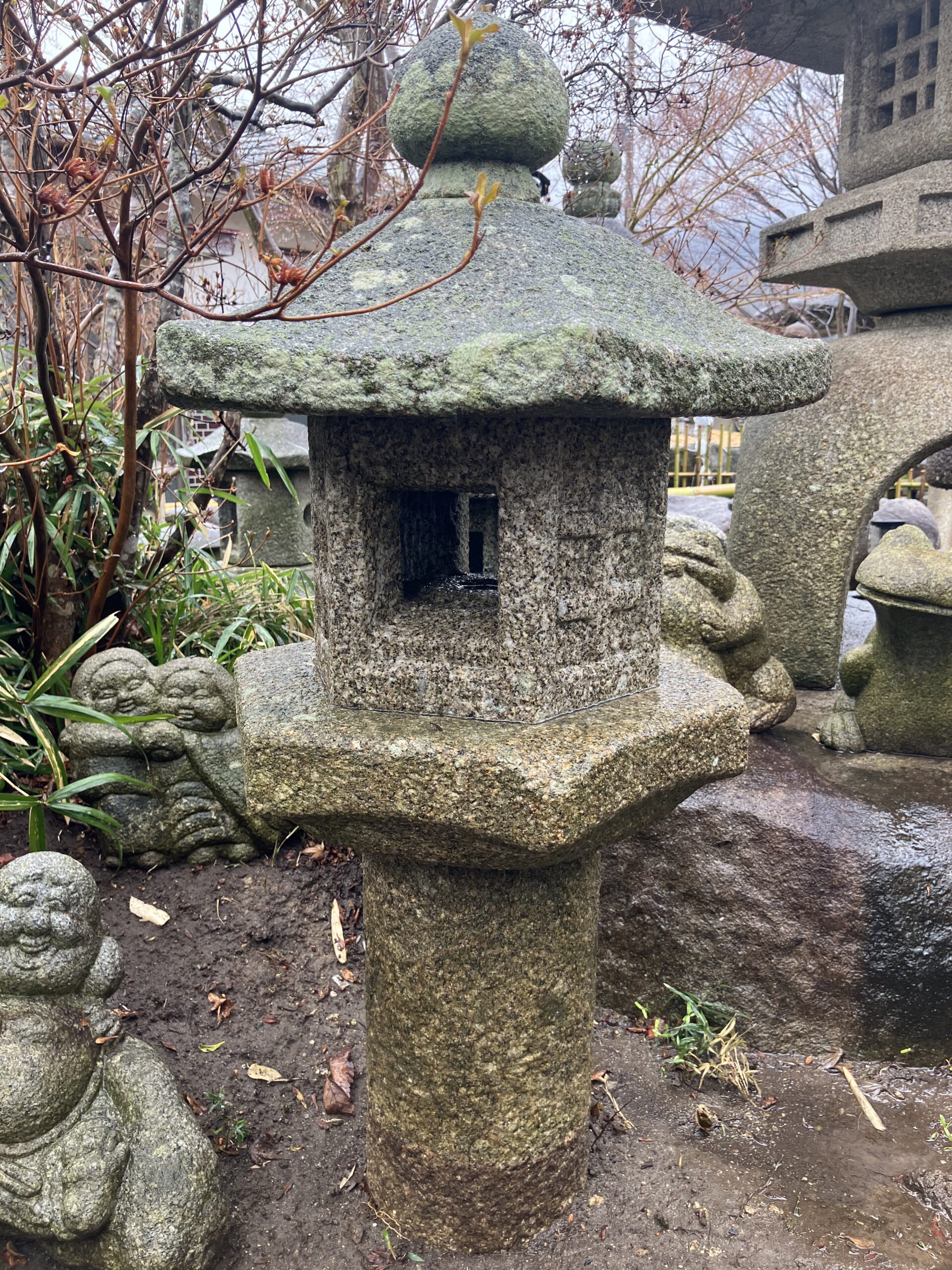 六角形生込灯籠