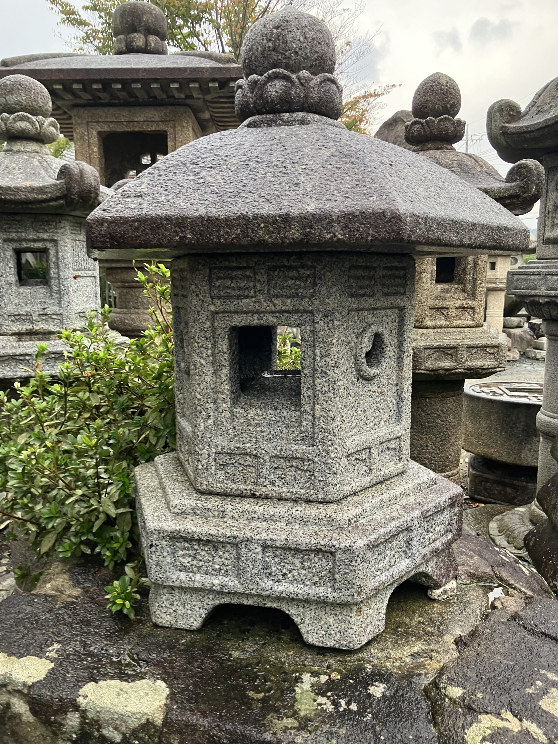 六角形置石灯籠