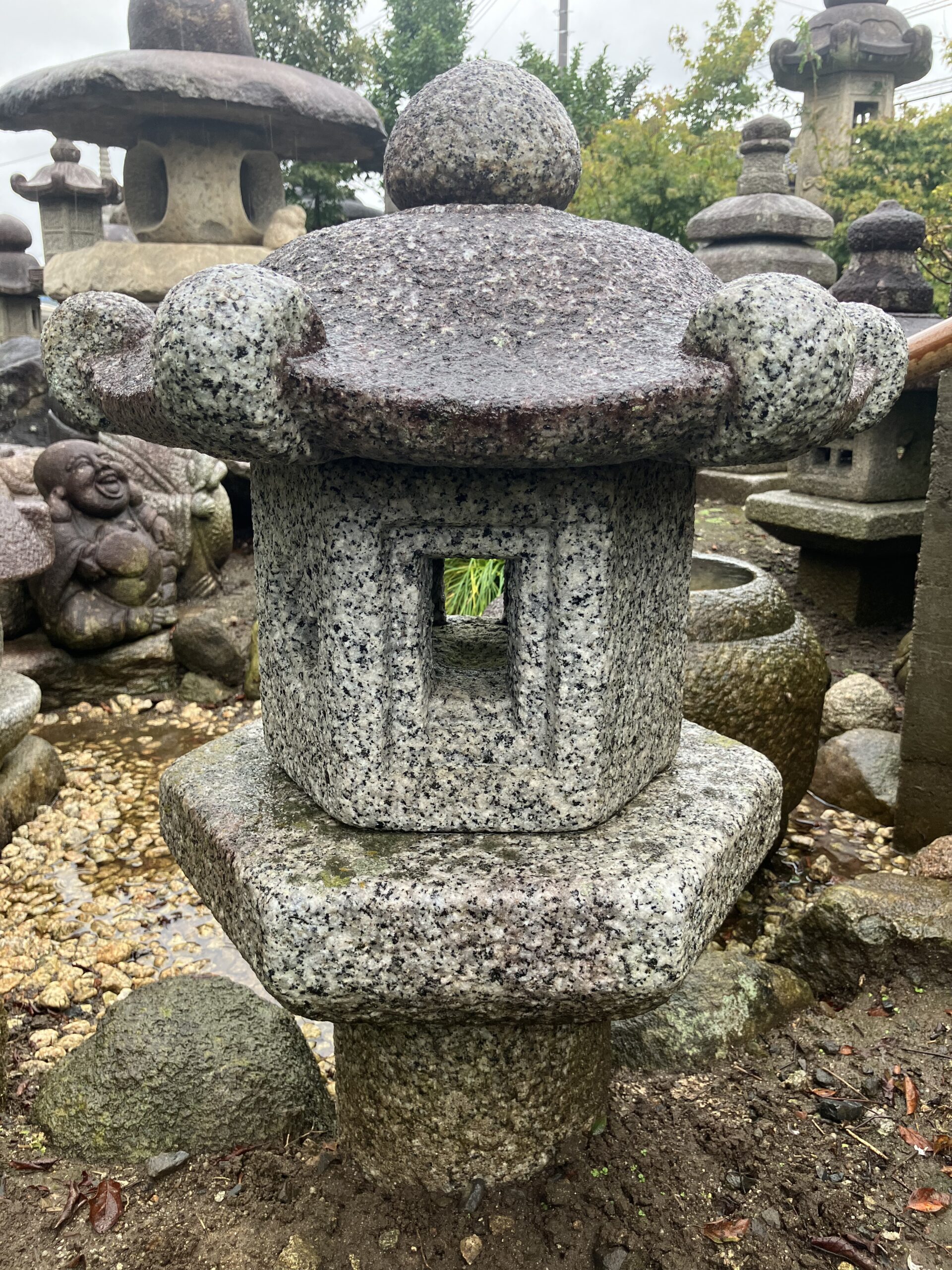 六角蕨手付形生込灯籠