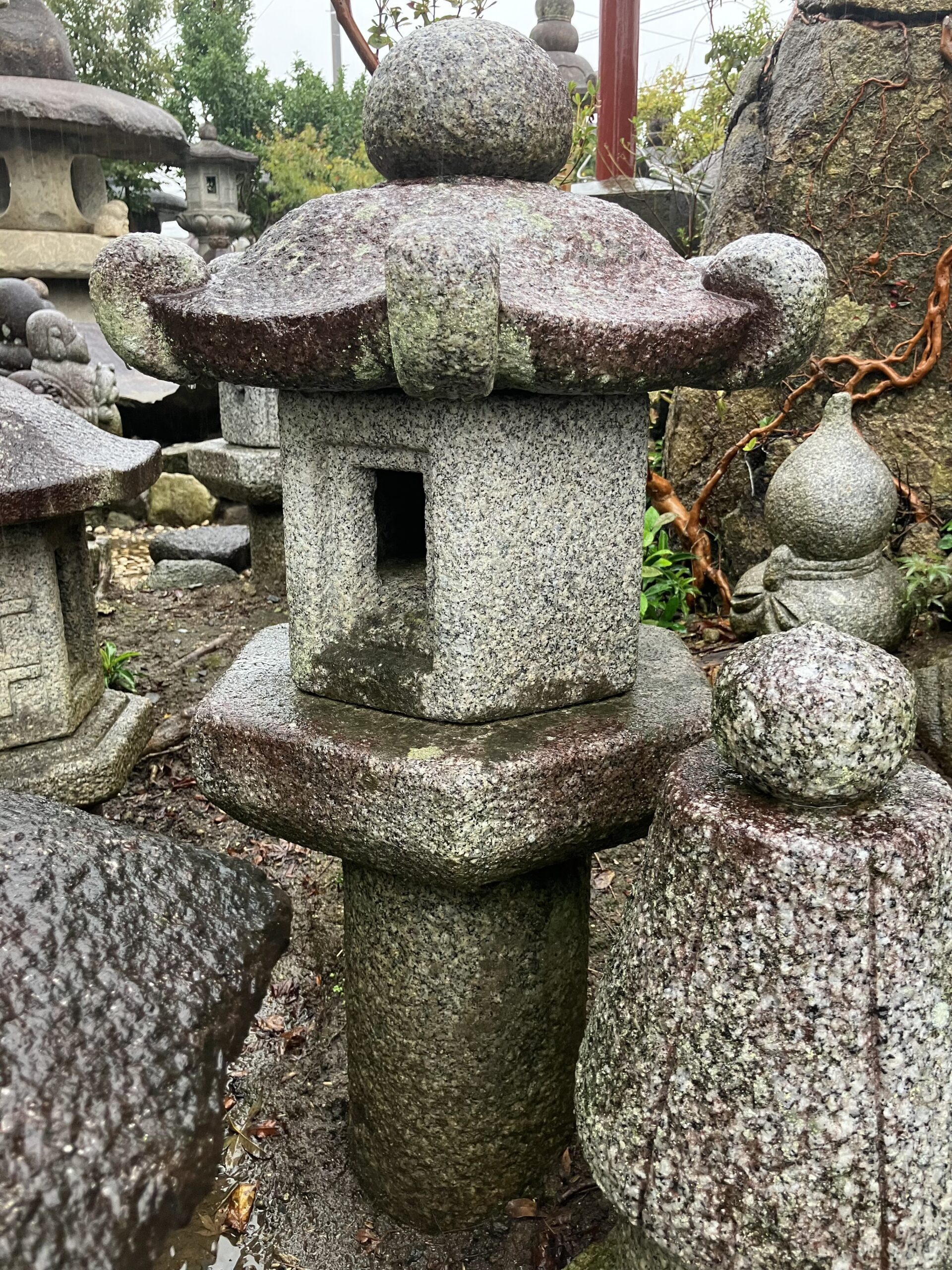 六角蕨手付形生込灯籠