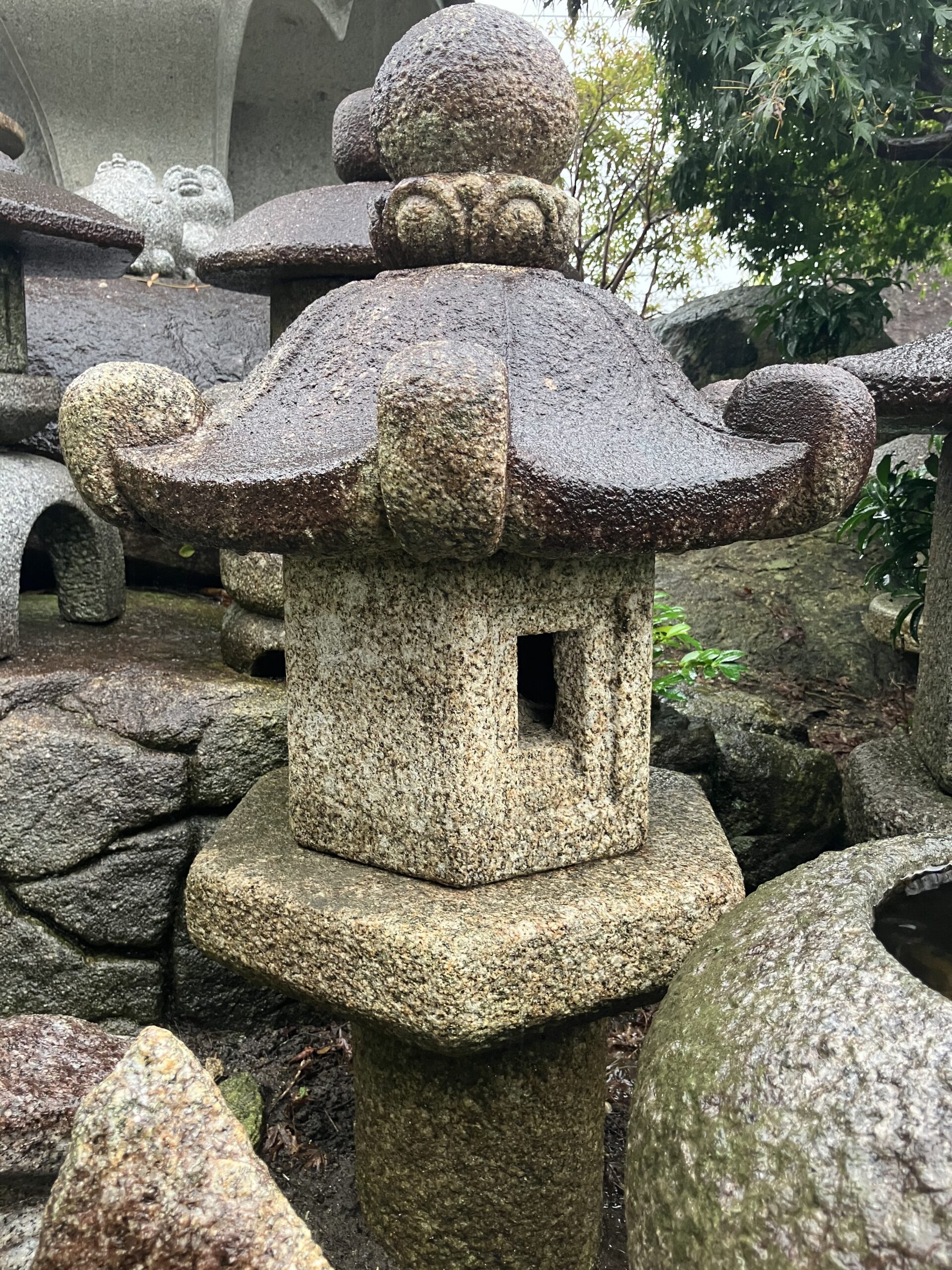 六角蕨手付形生込灯籠