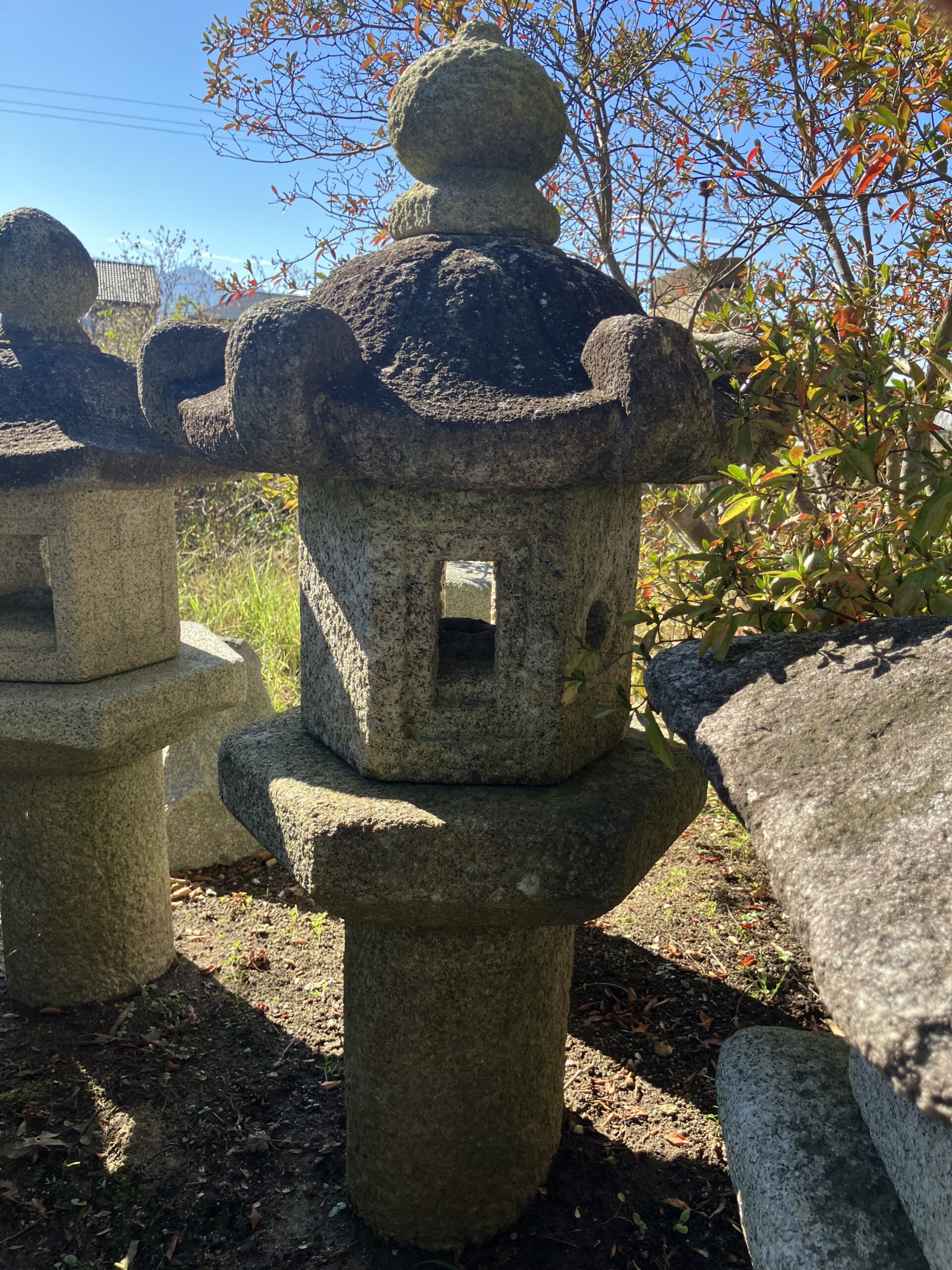 六角蕨手形生込灯籠