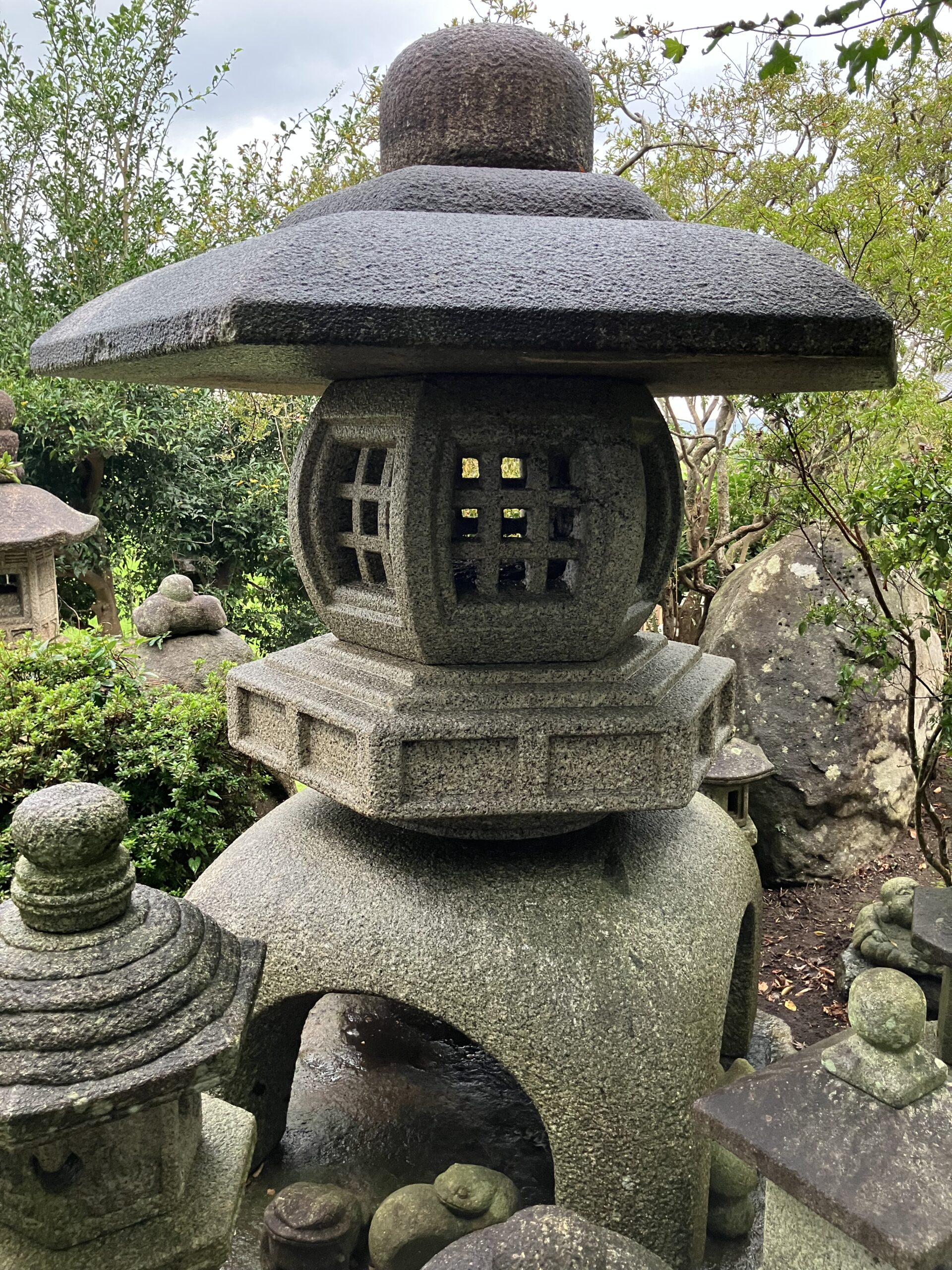 古代雪見形石灯籠