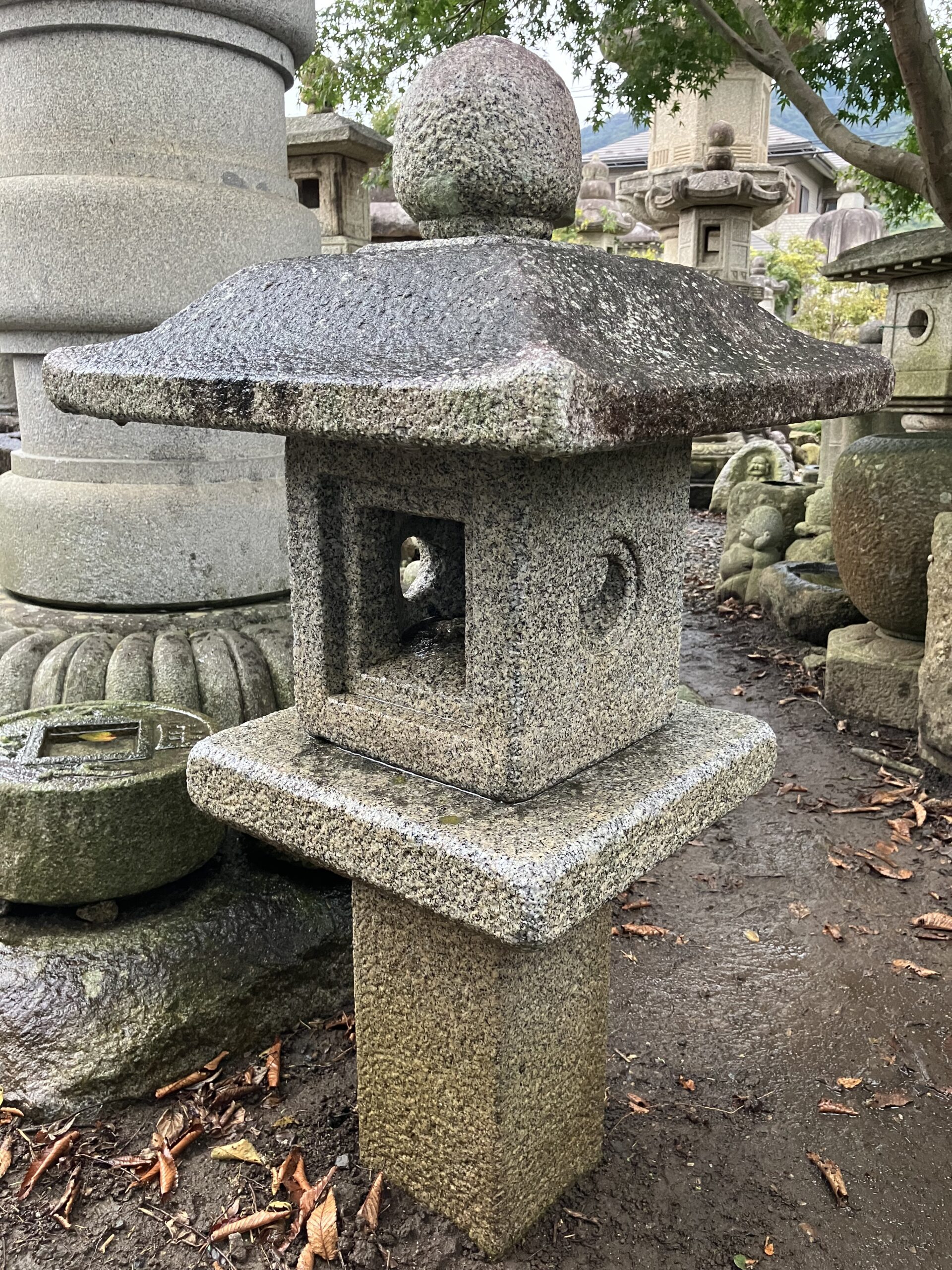 四角形生込灯籠