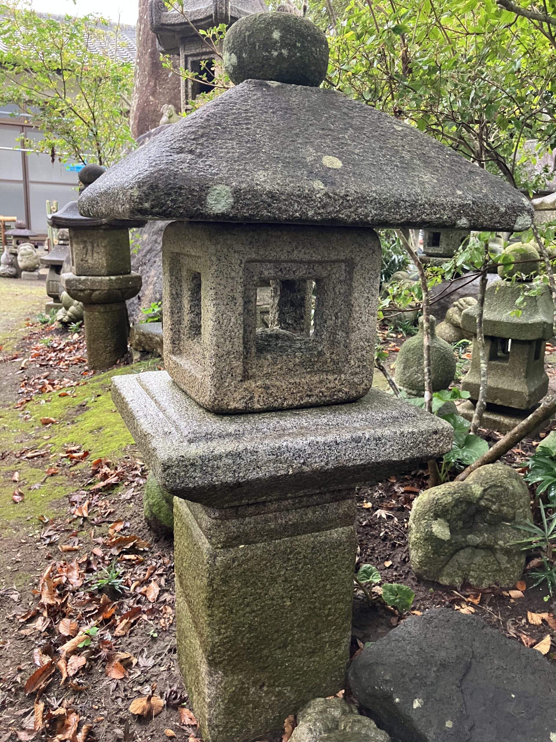 四角形生込灯籠