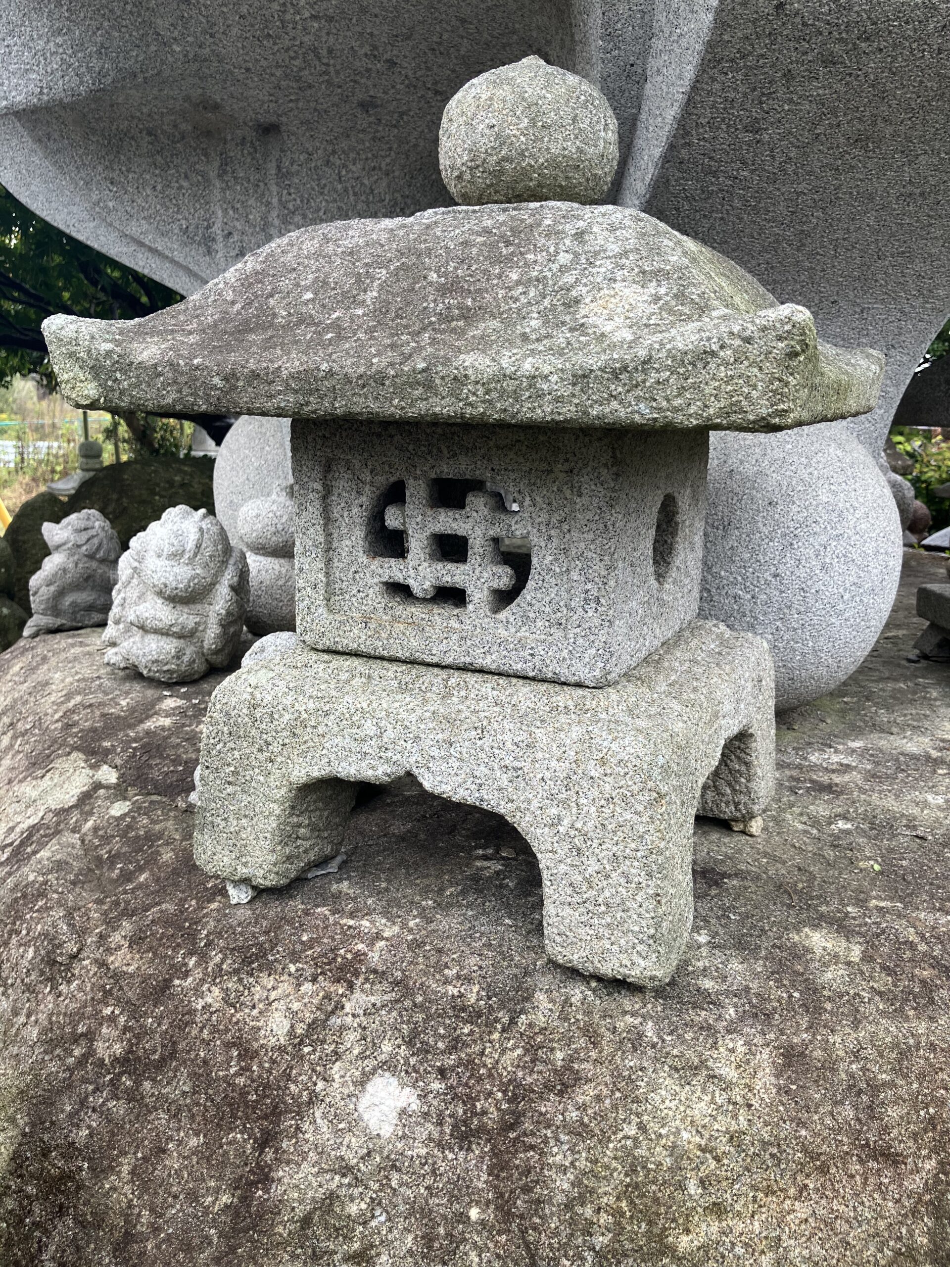 四角形置石灯籠