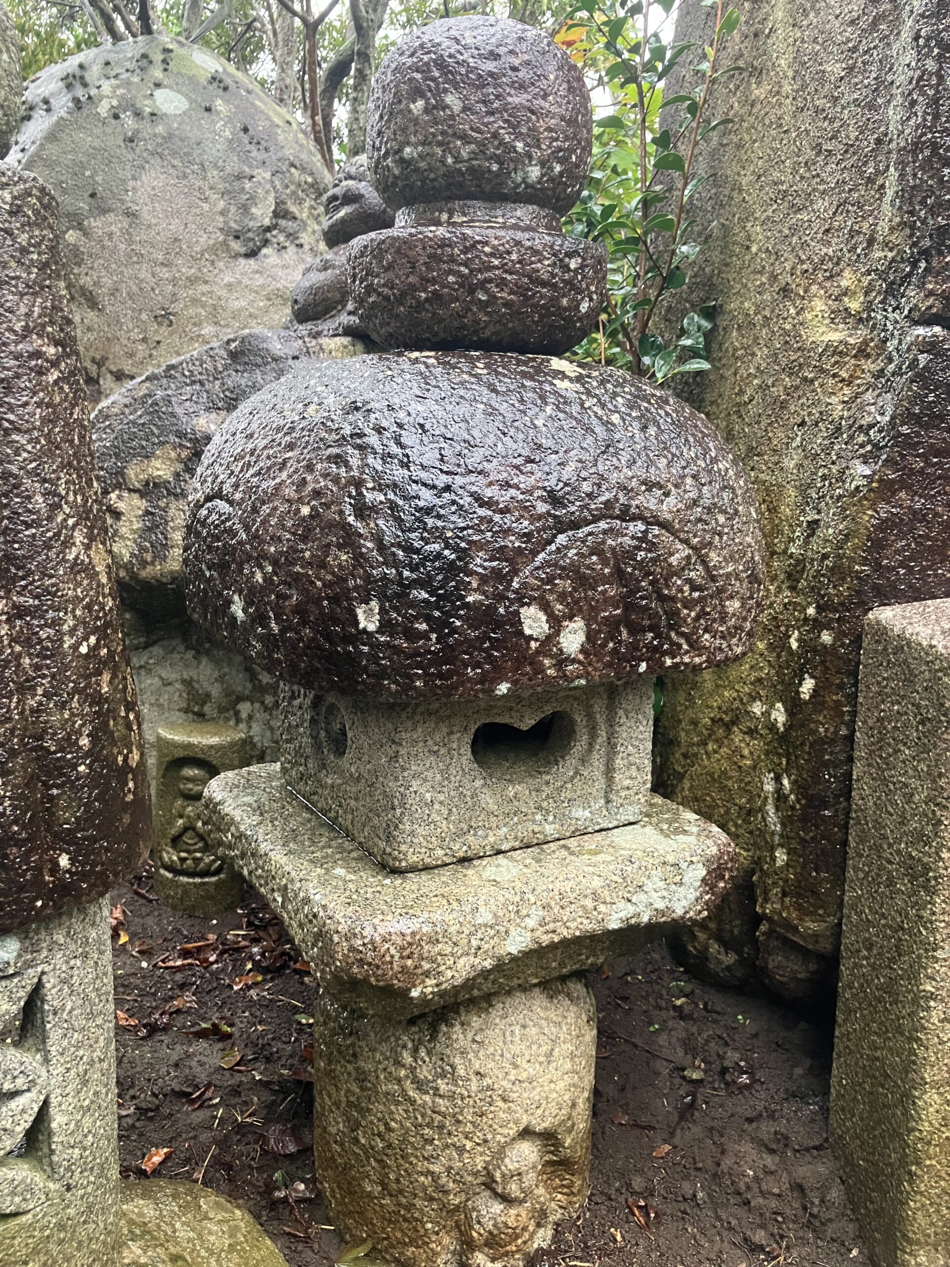 孤篷庵形生込灯籠