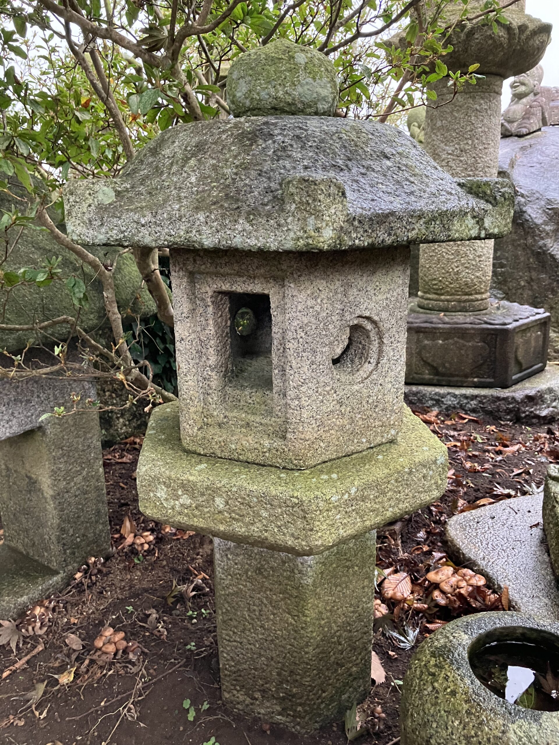 寸松庵形生込灯籠