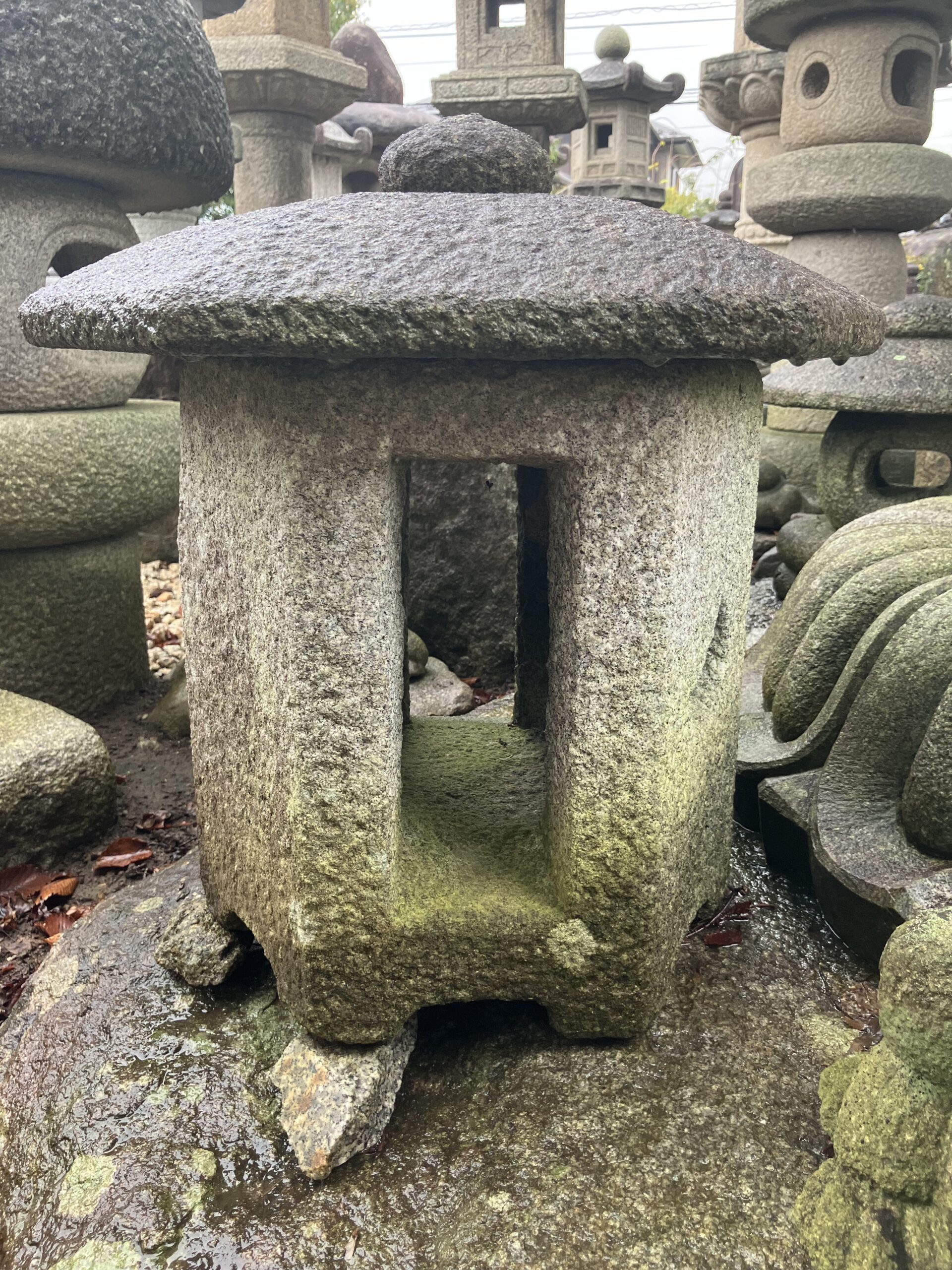 寸松庵形石灯籠