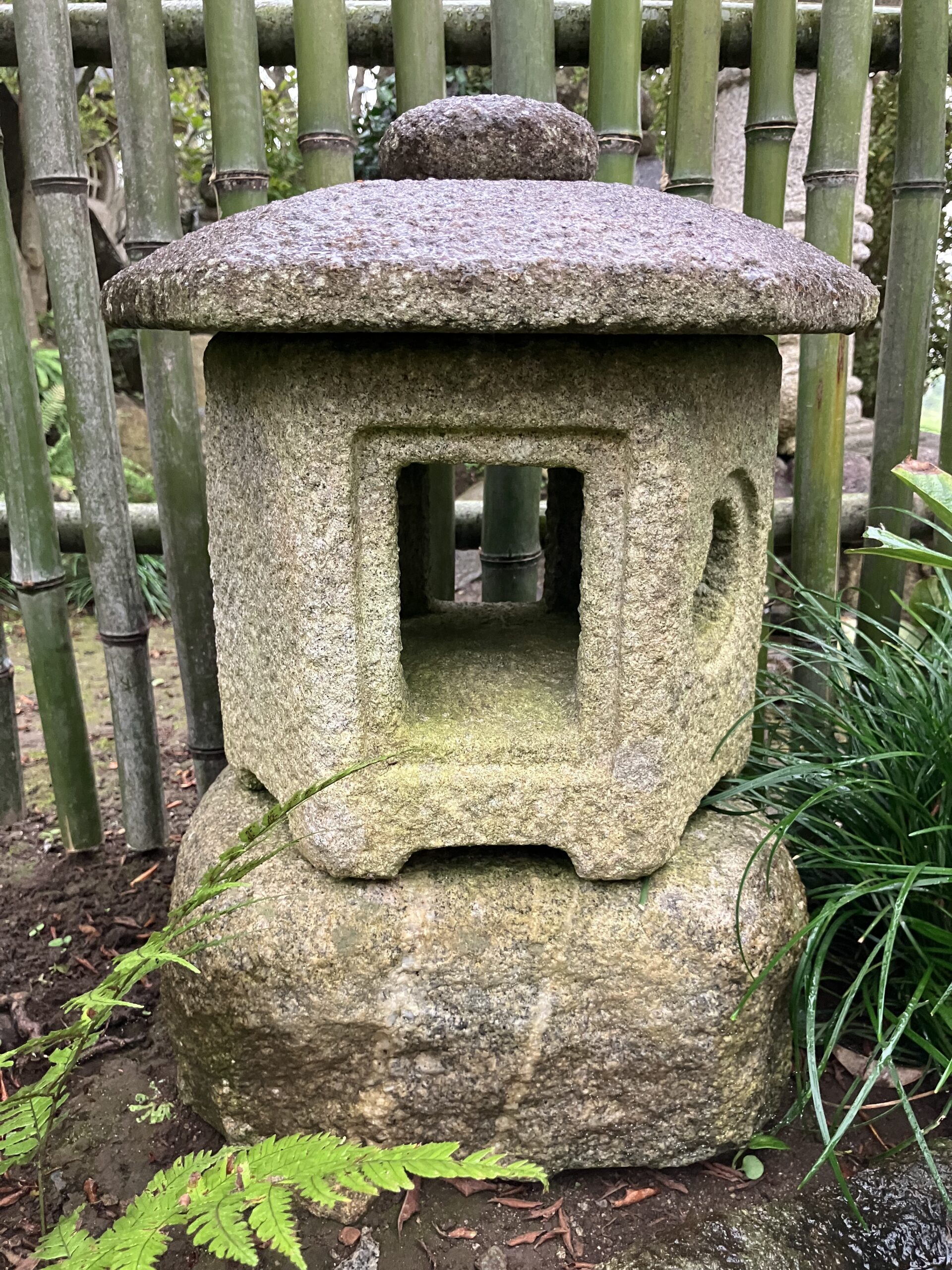 寸松庵形石灯籠