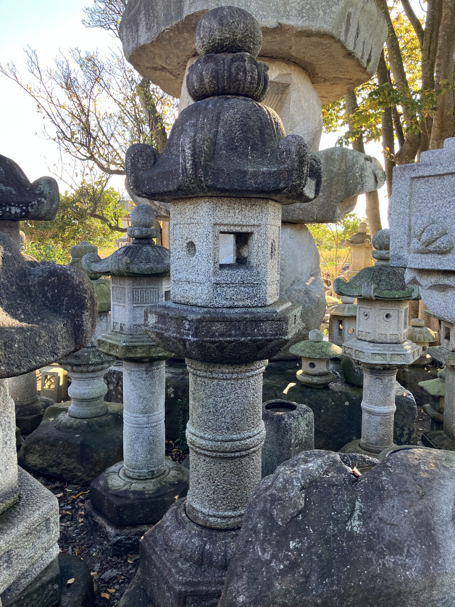 常楽寺形台付灯籠