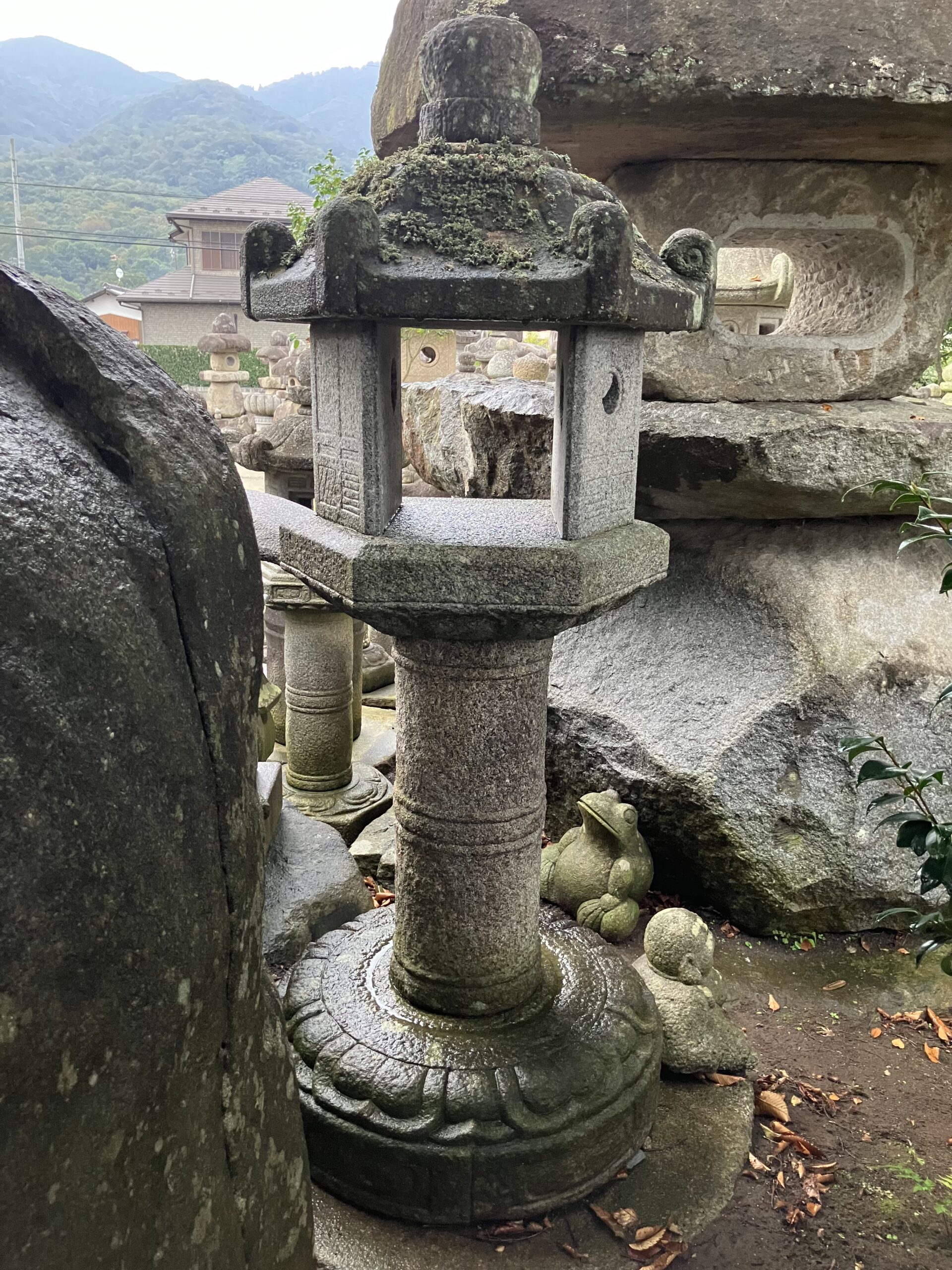 平等院形台付石灯籠