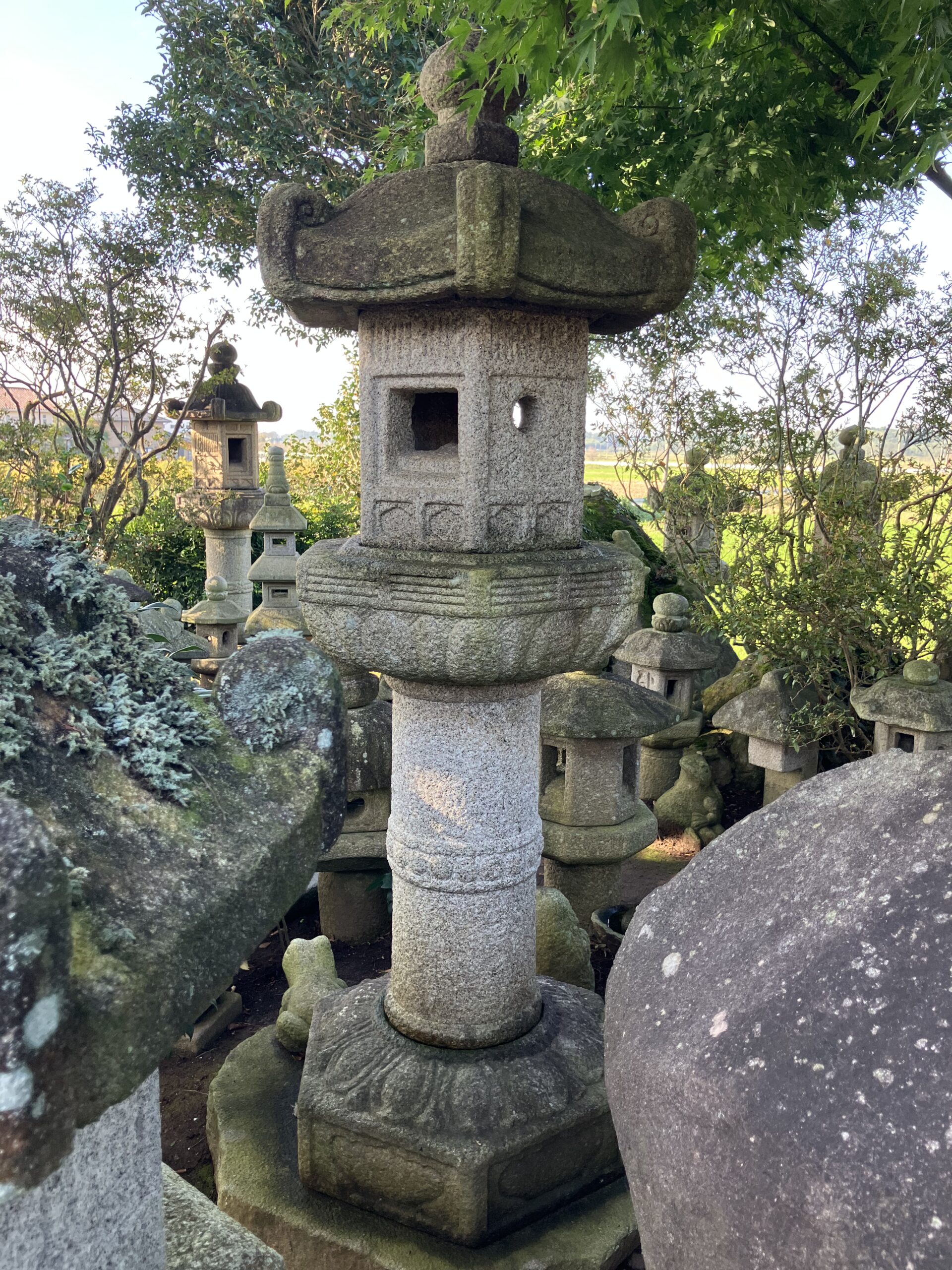 建部神社形台付灯籠