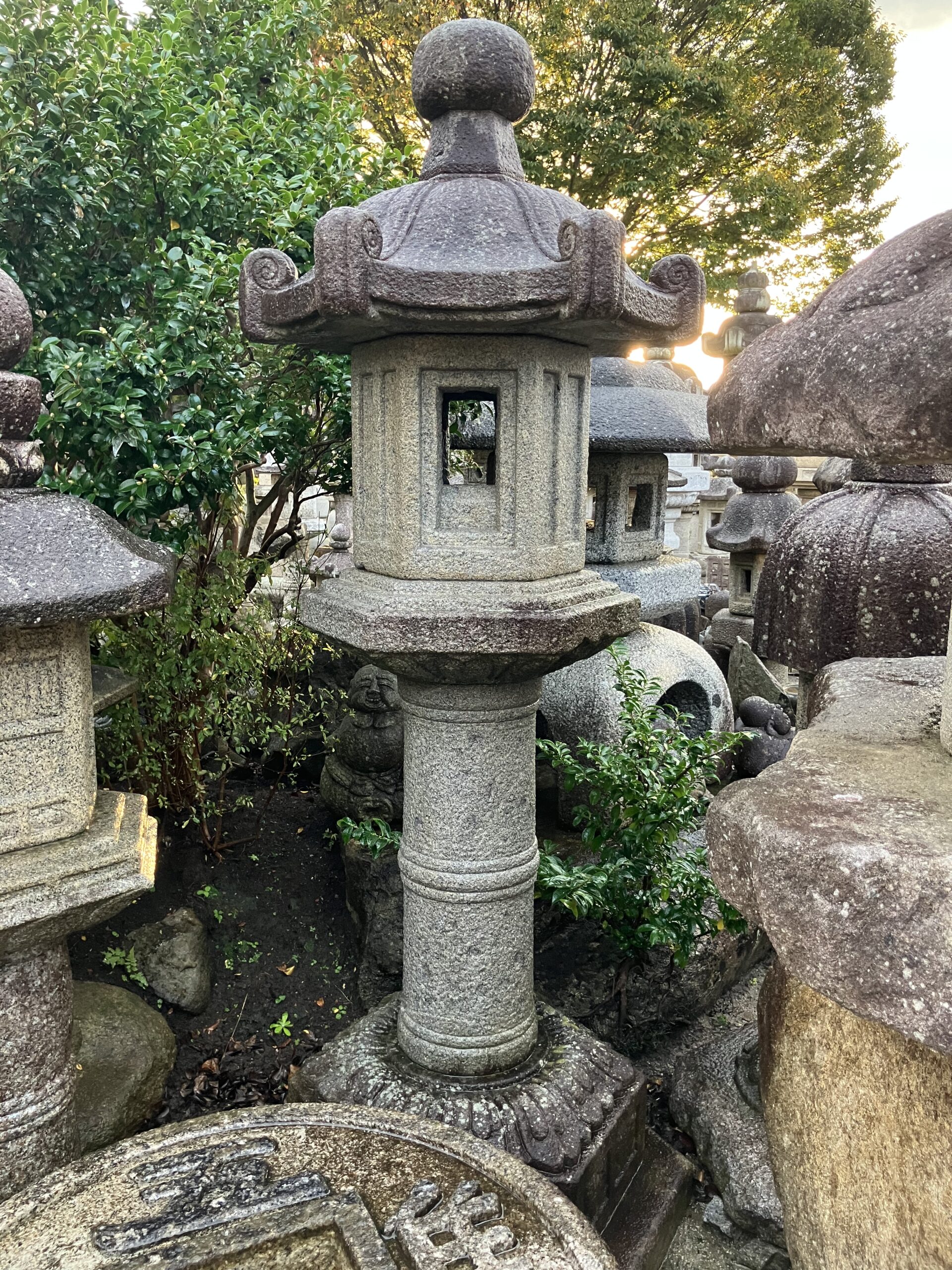 春日神社形台付灯籠