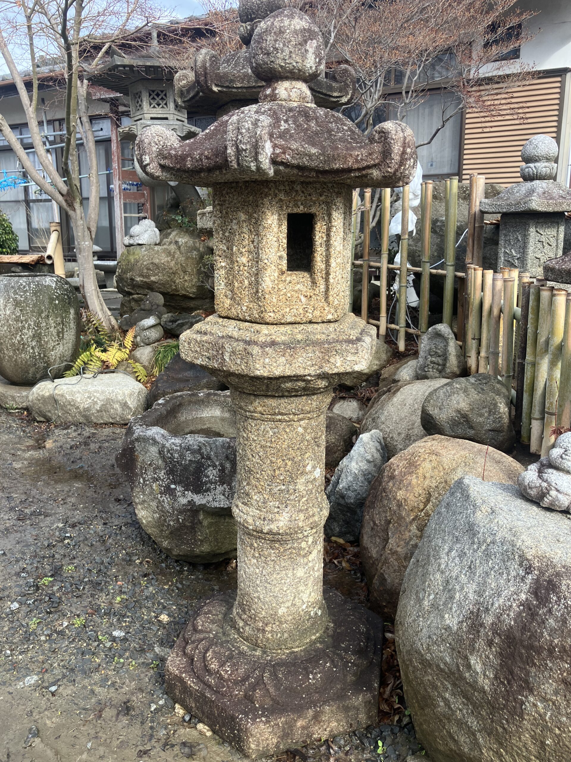 春日神社形台付灯籠
