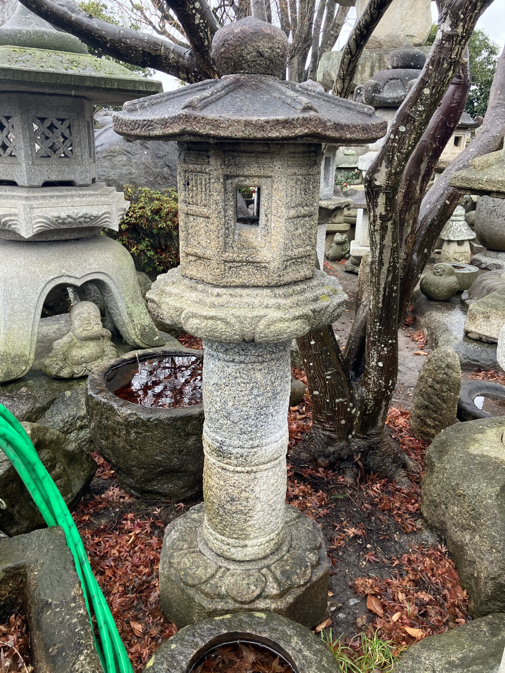 柚木形台付石灯籠