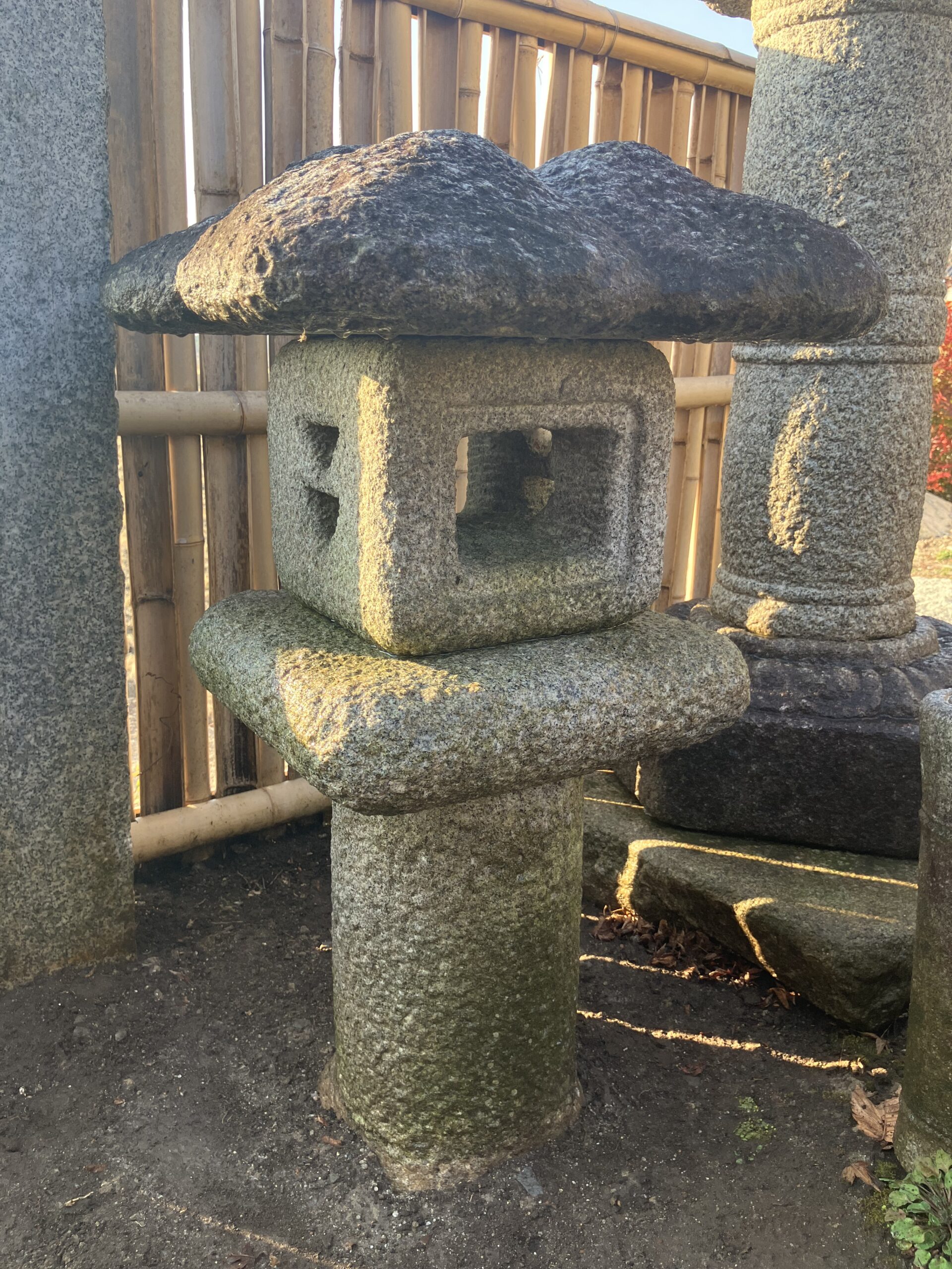 水蛍形生込灯籠