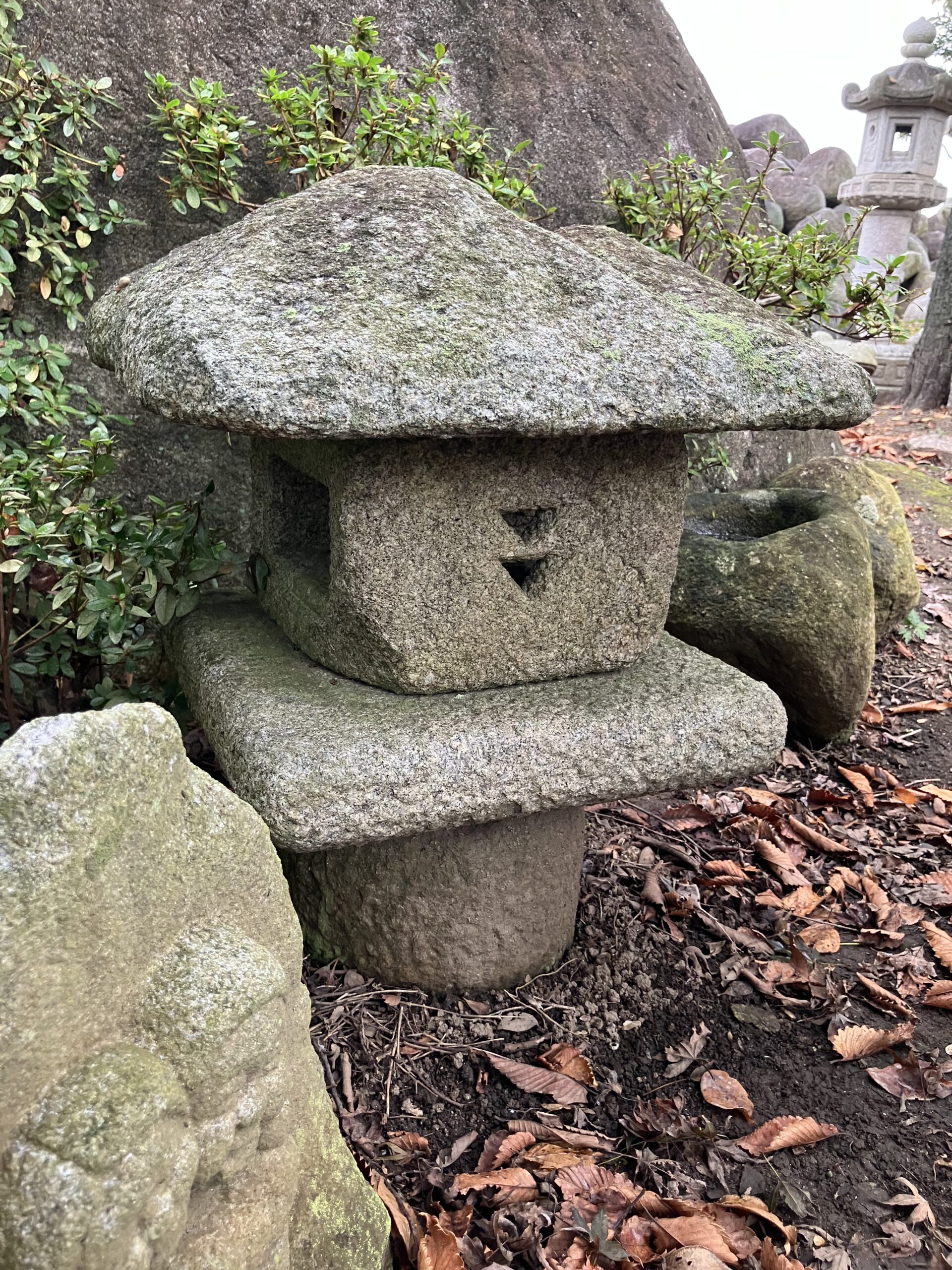 水蛍形生込灯籠