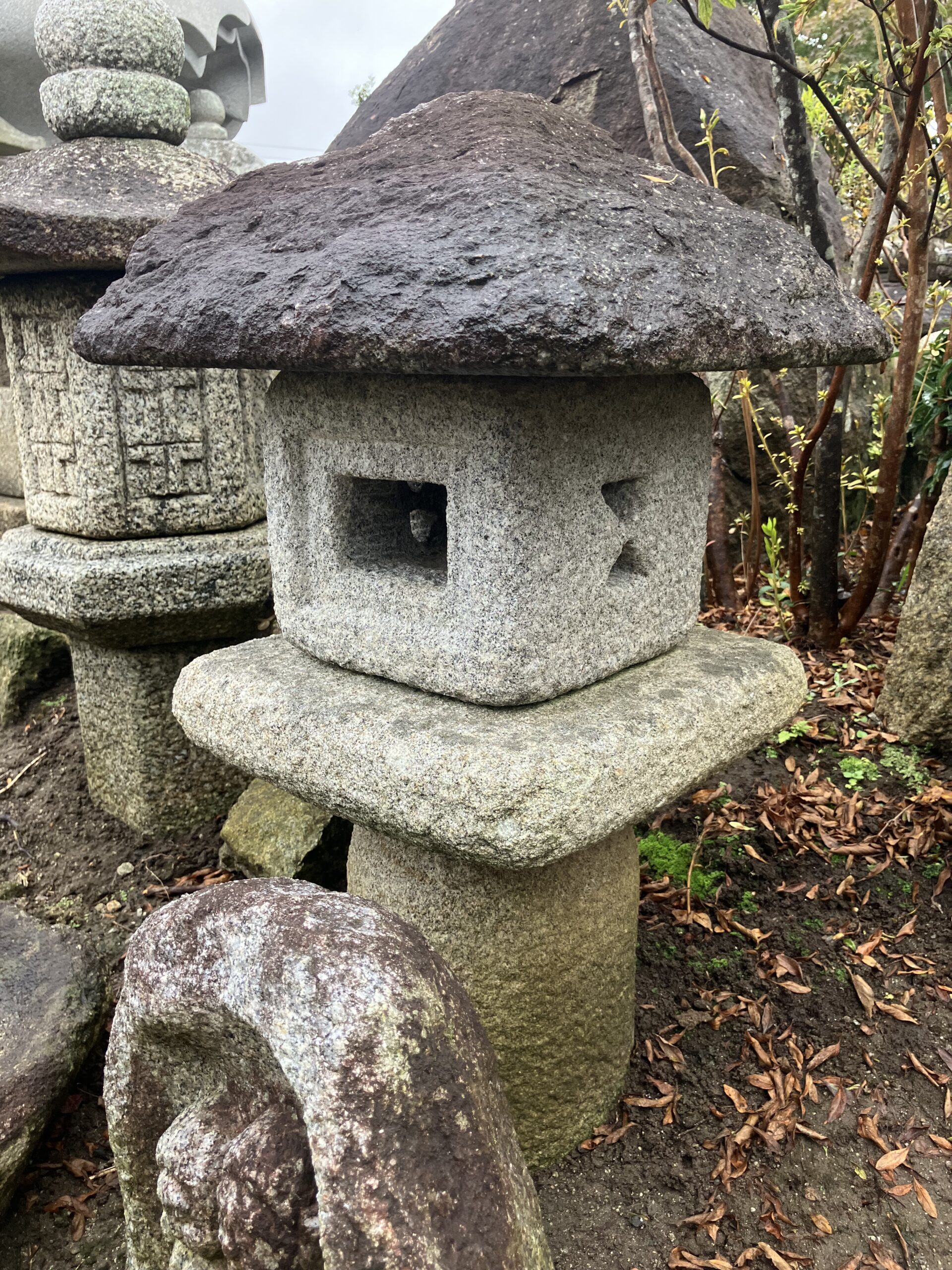 水蛍形生込灯籠