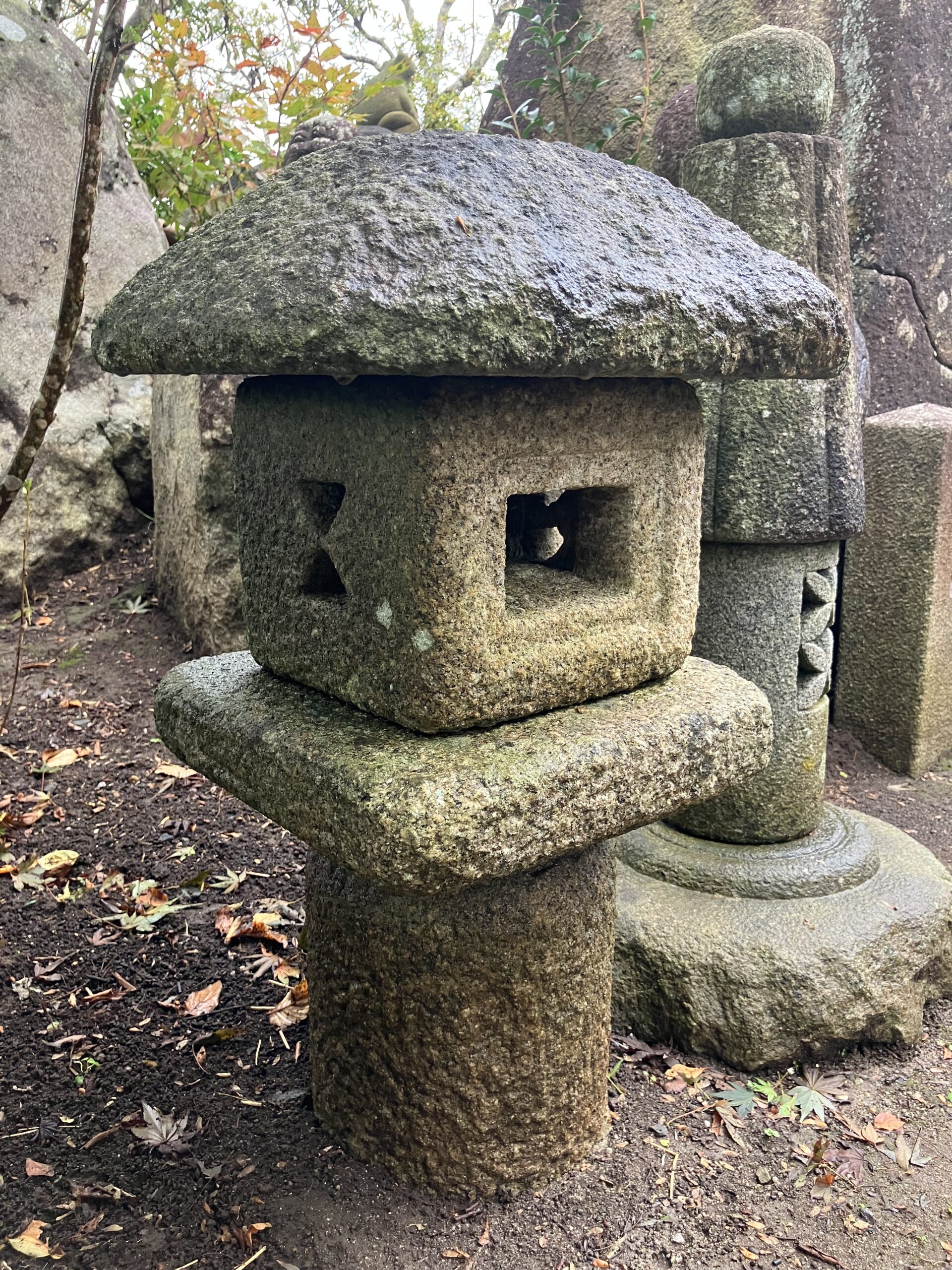 水蛍形生込灯籠