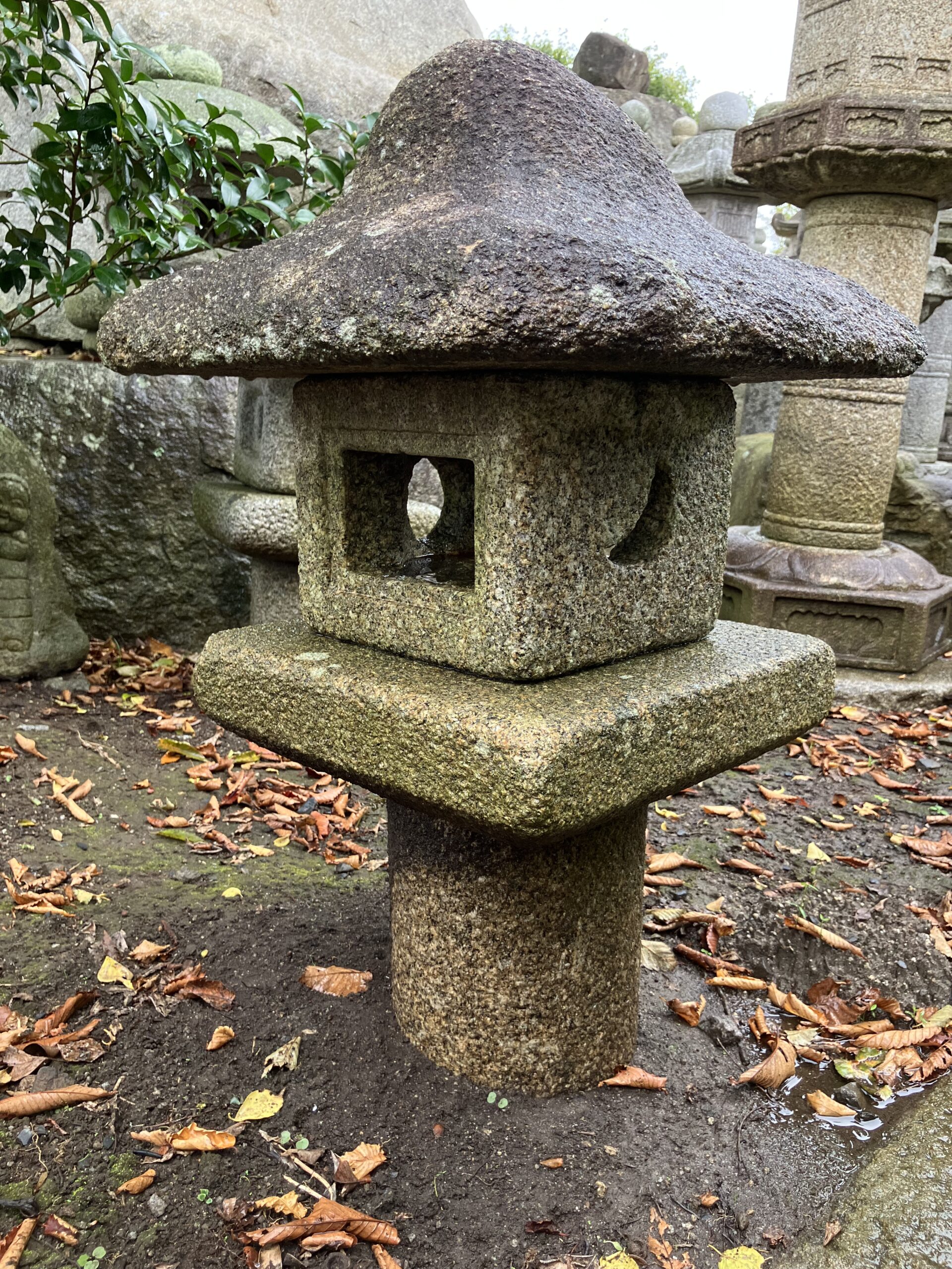 水蛍形生込灯籠