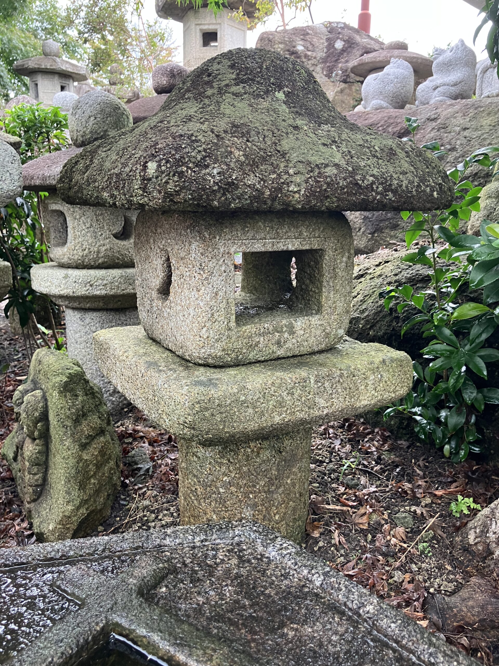 水蛍形生込灯籠