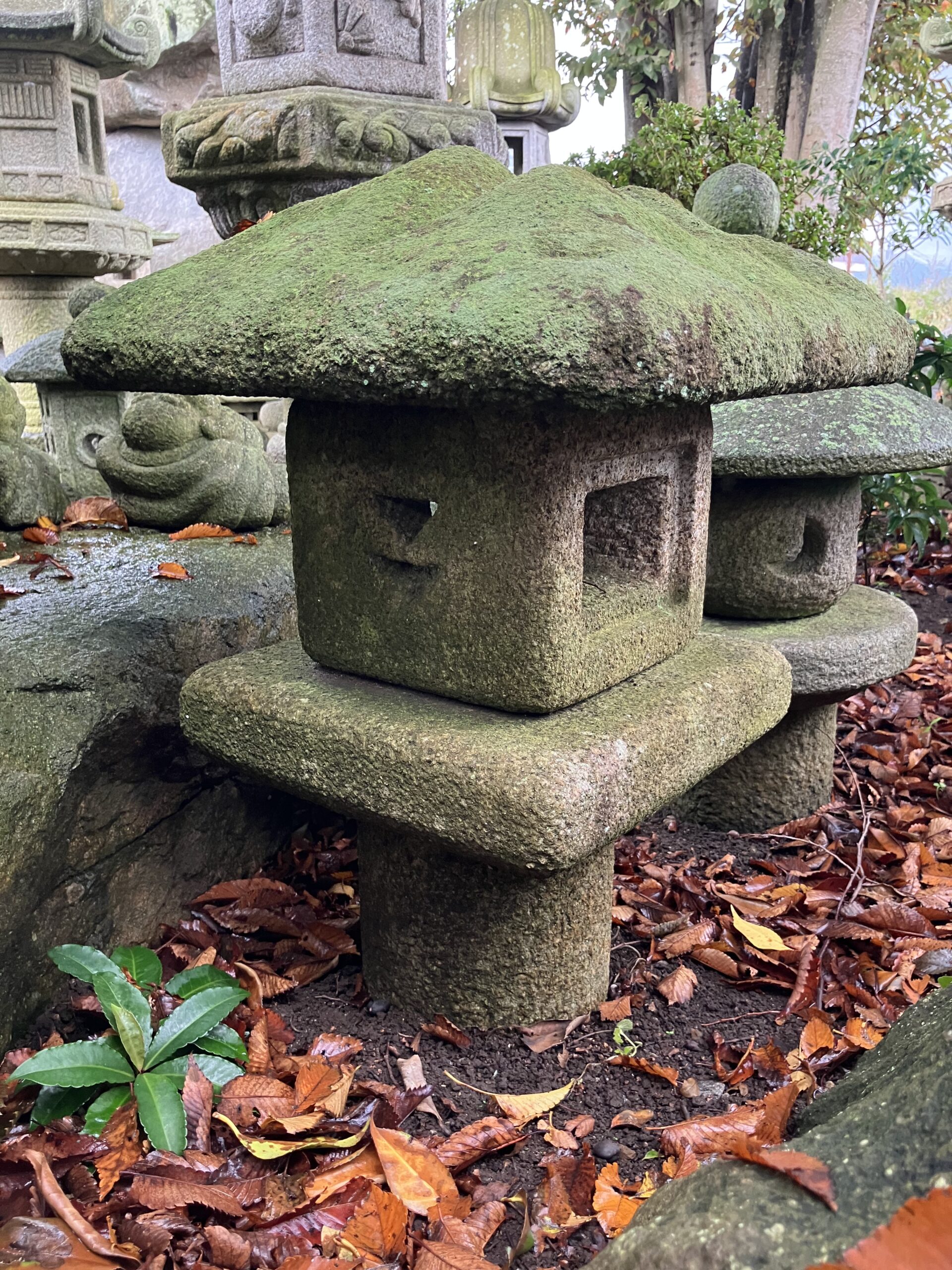 水蛍形生込灯籠