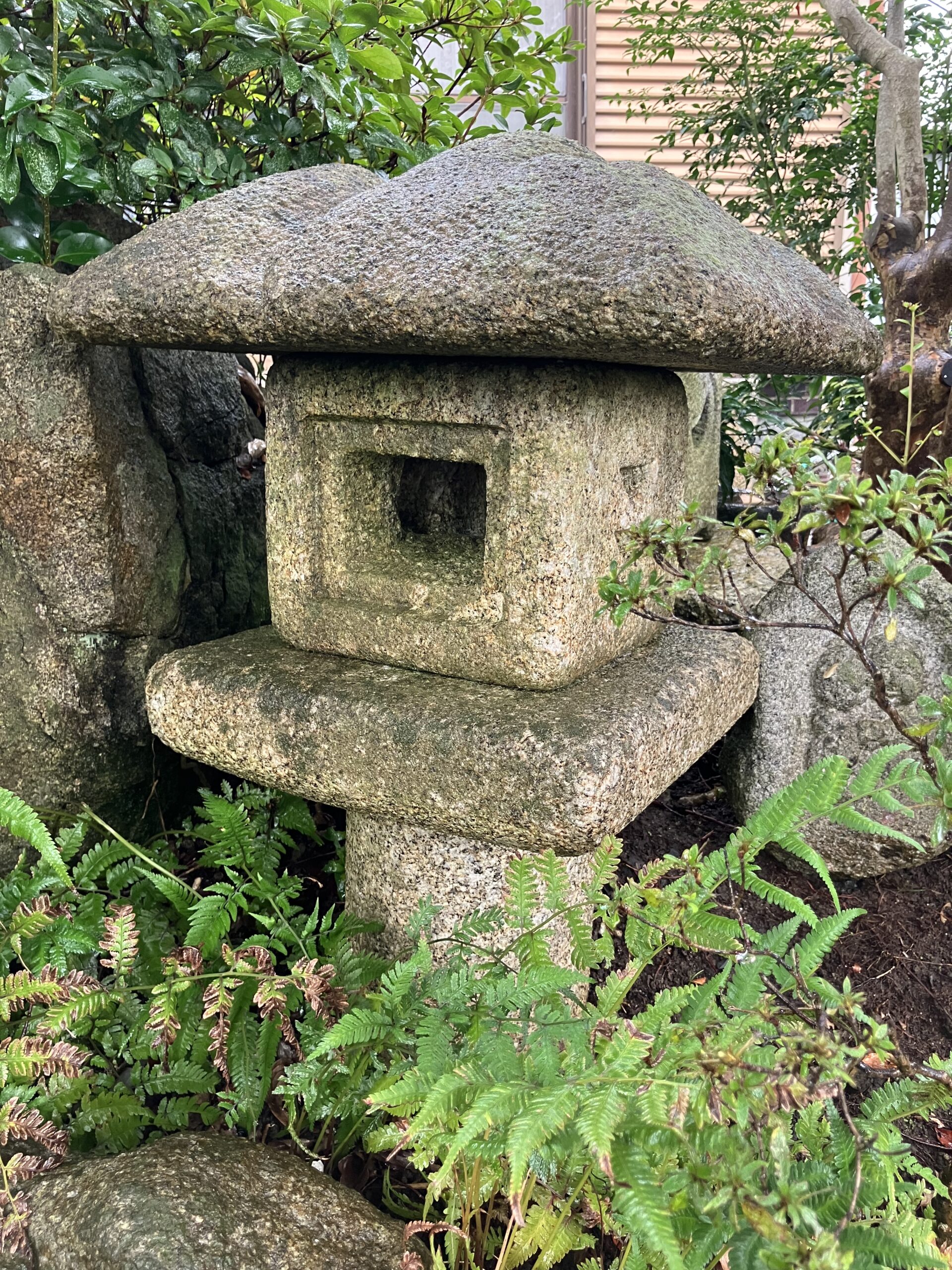 水蛍形生込灯籠