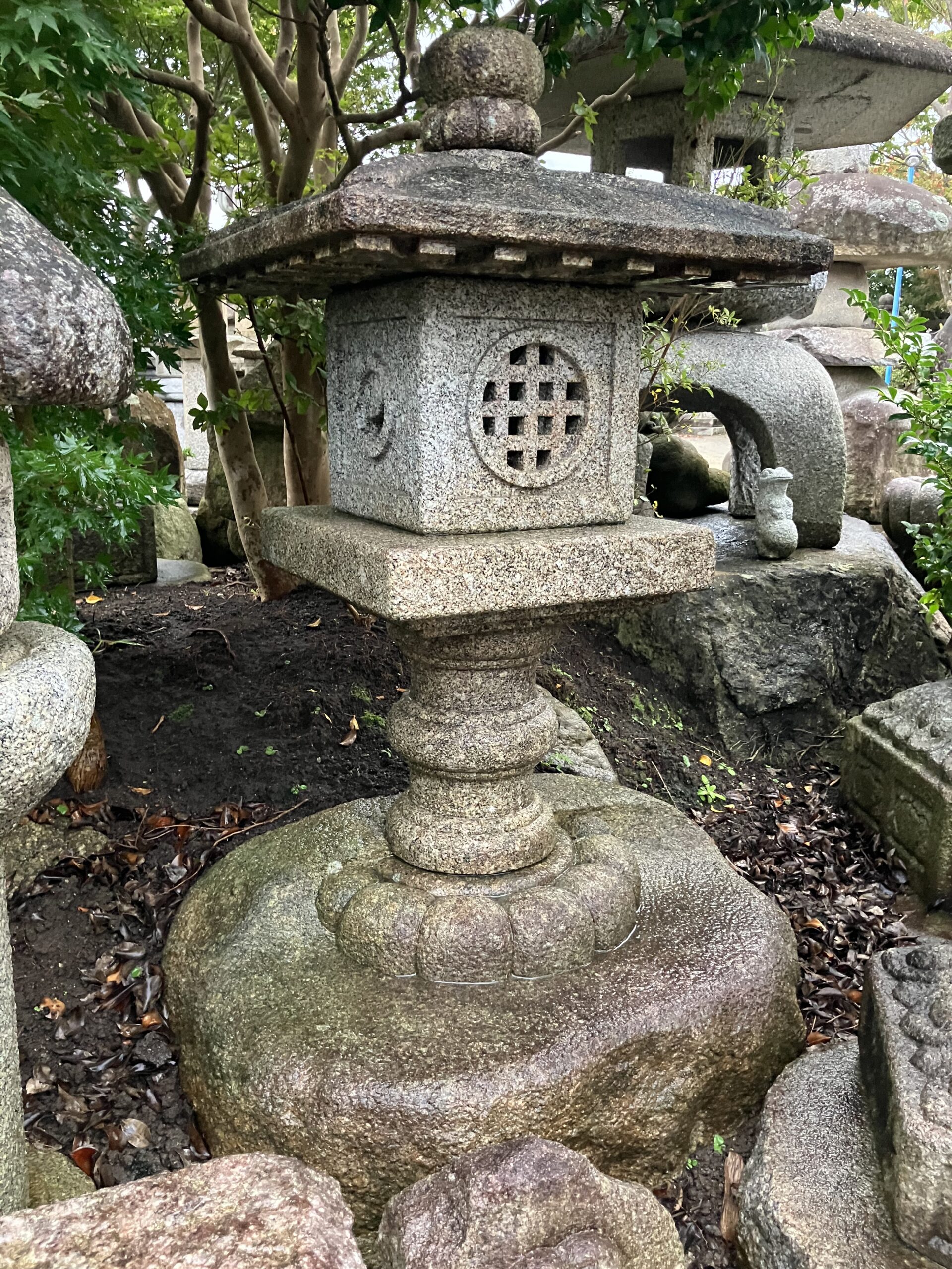 永徳寺形台付灯籠