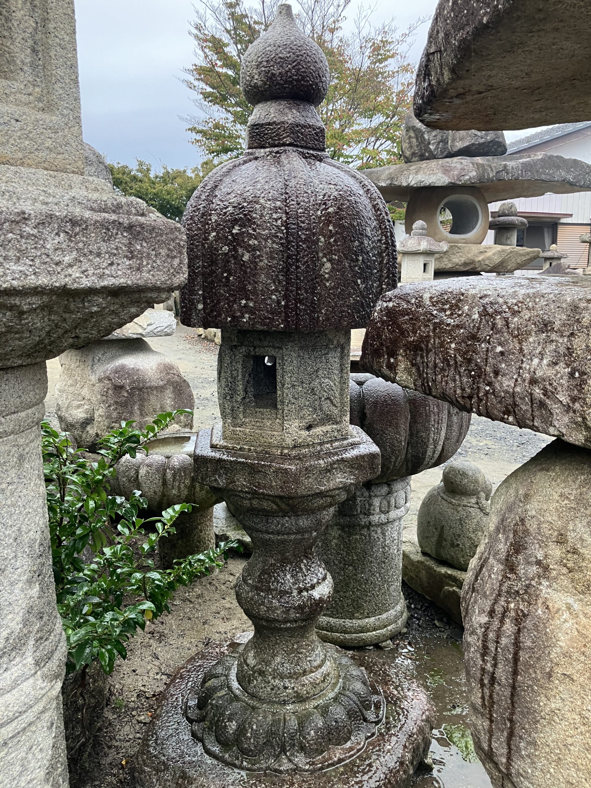 濡鷺形台付石灯籠