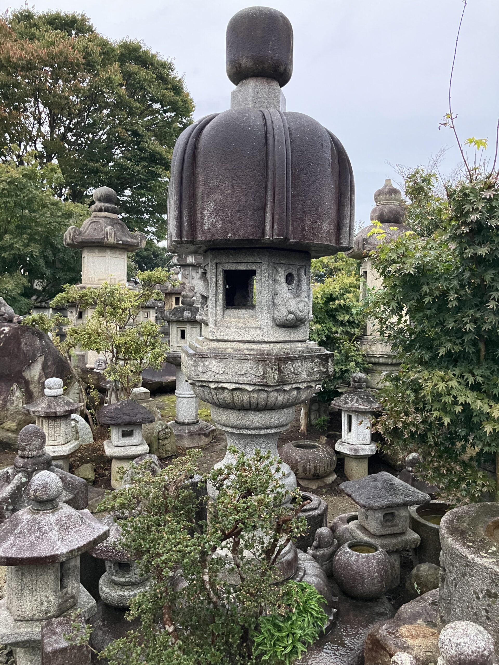 濡鷺形台付石灯籠