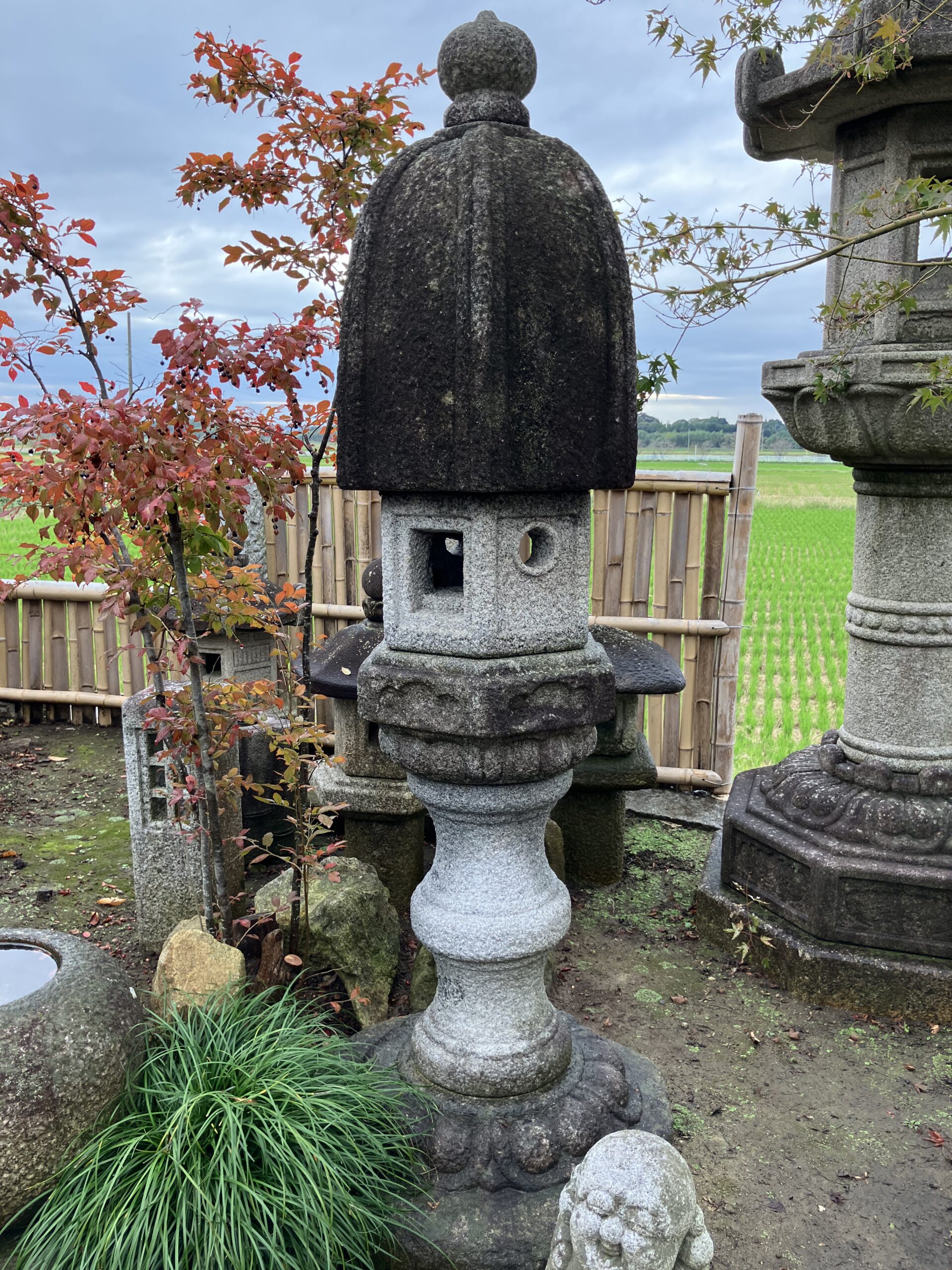 濡鷺形台付石灯籠