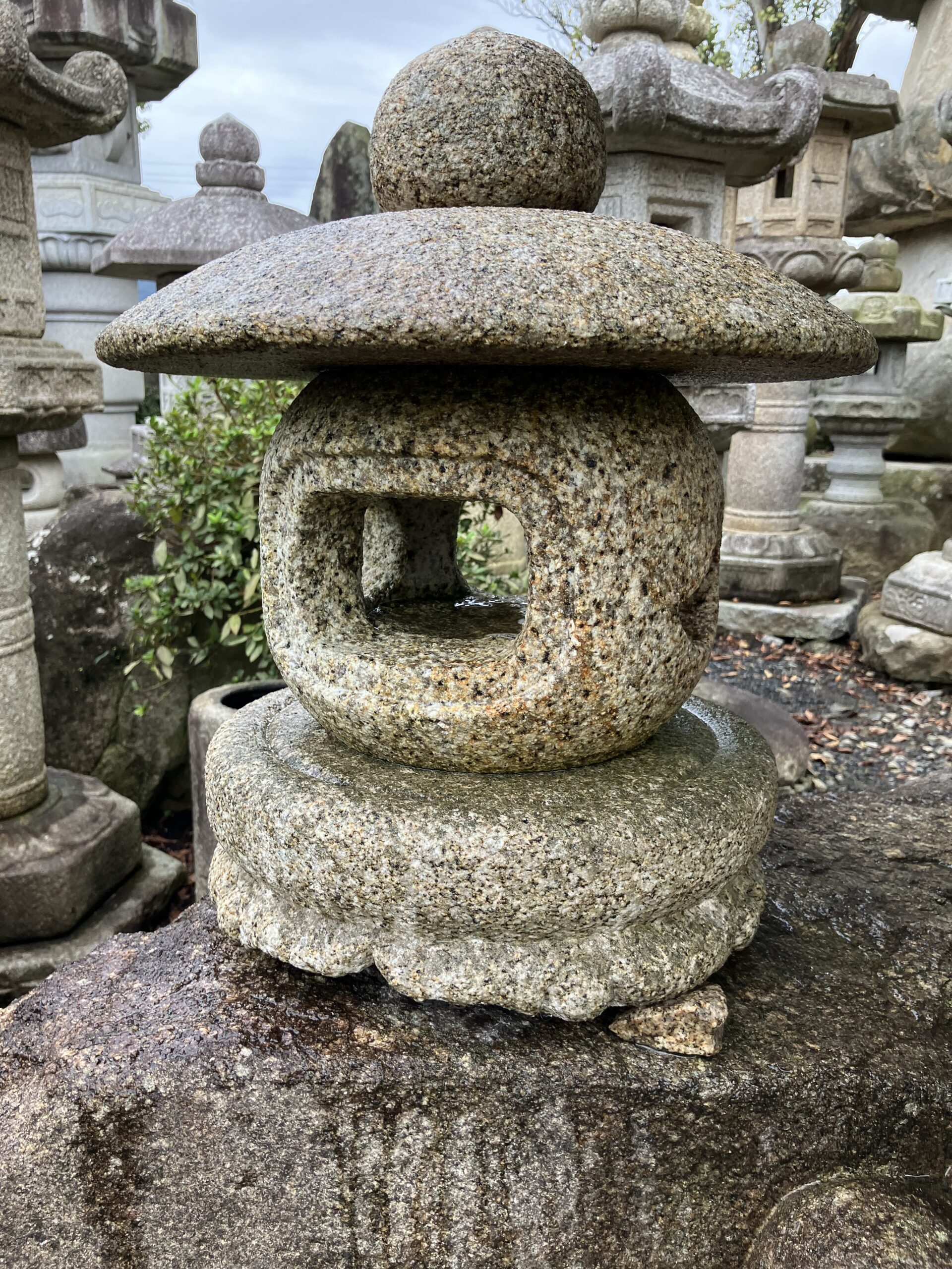 玉手形石灯籠