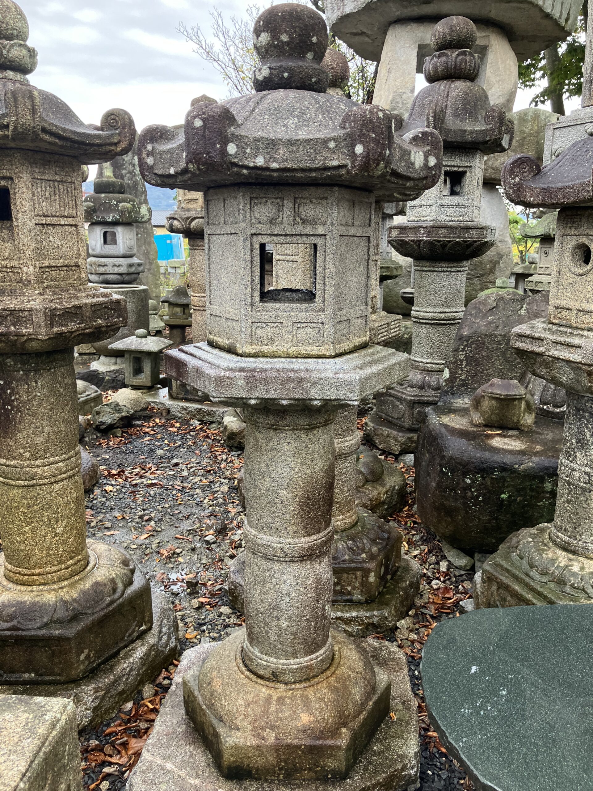 白太夫形台付石灯籠