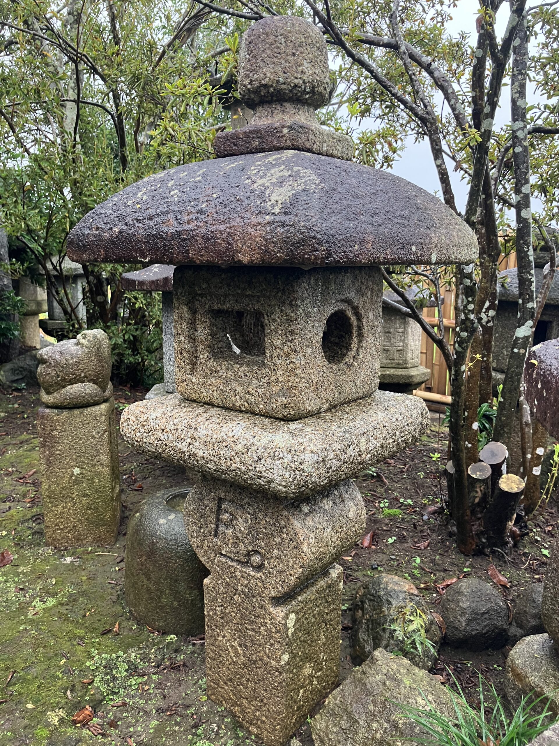 織部形生込灯籠