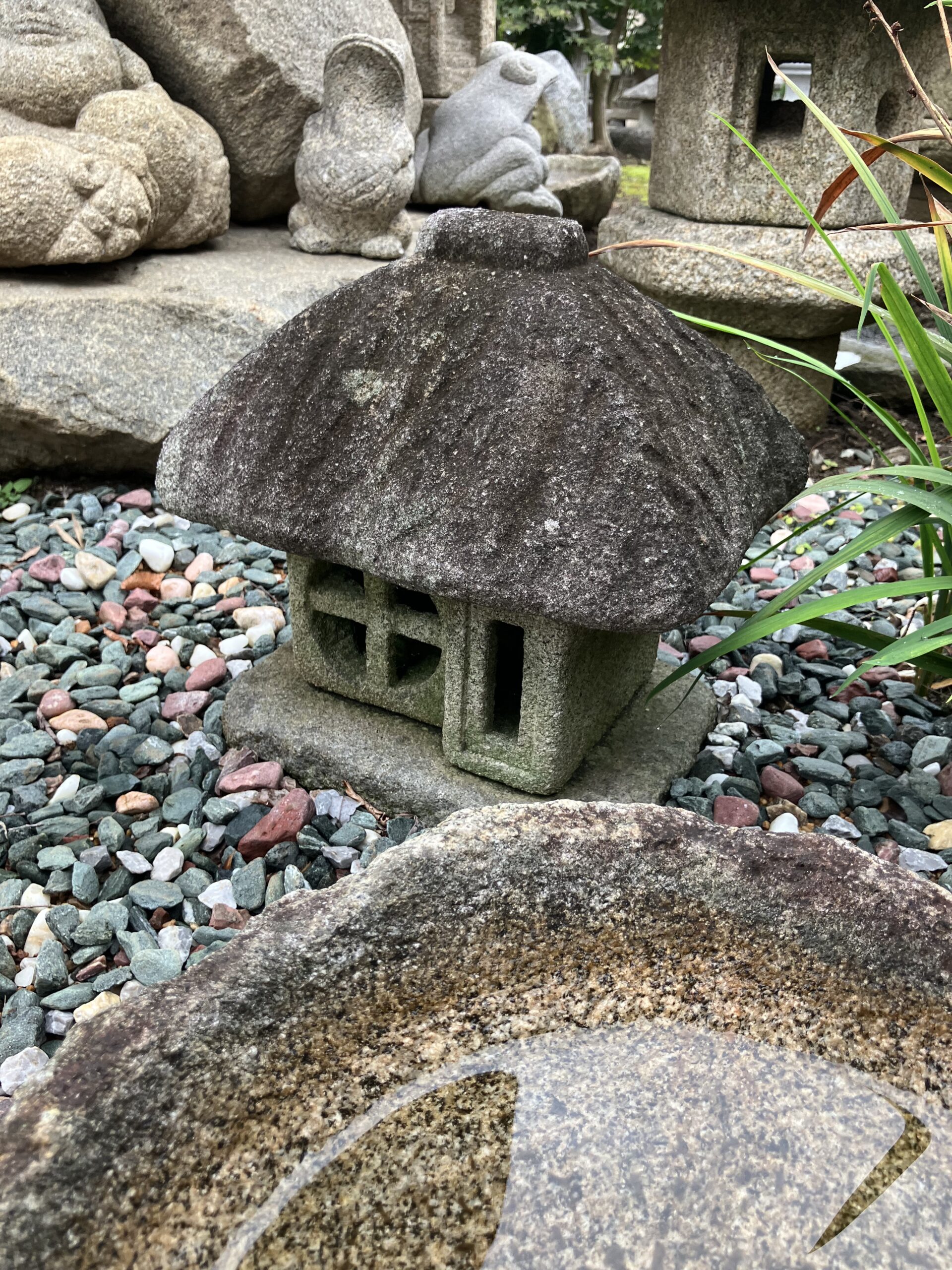 草屋形石灯籠