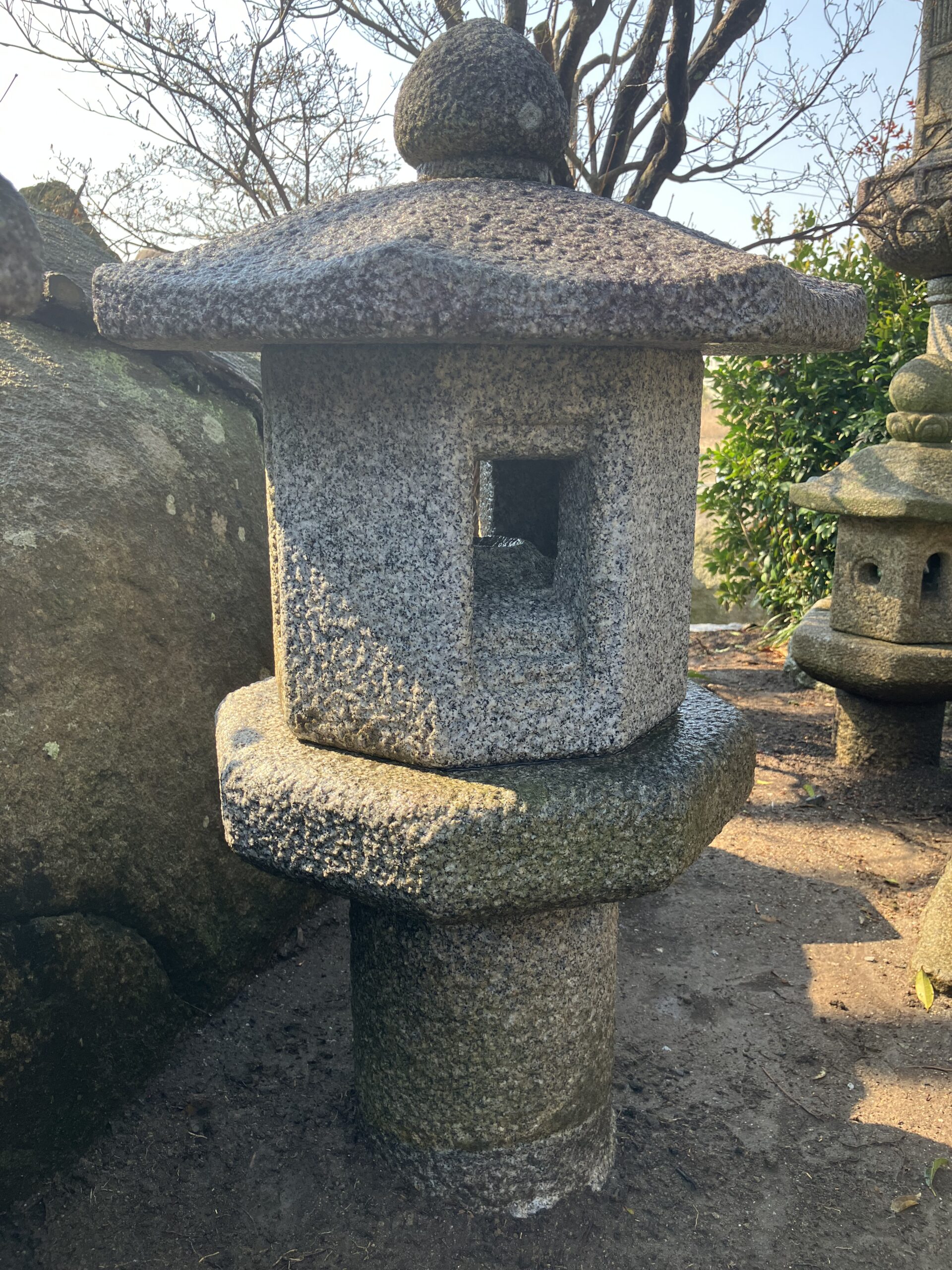 薄露地形生込灯籠