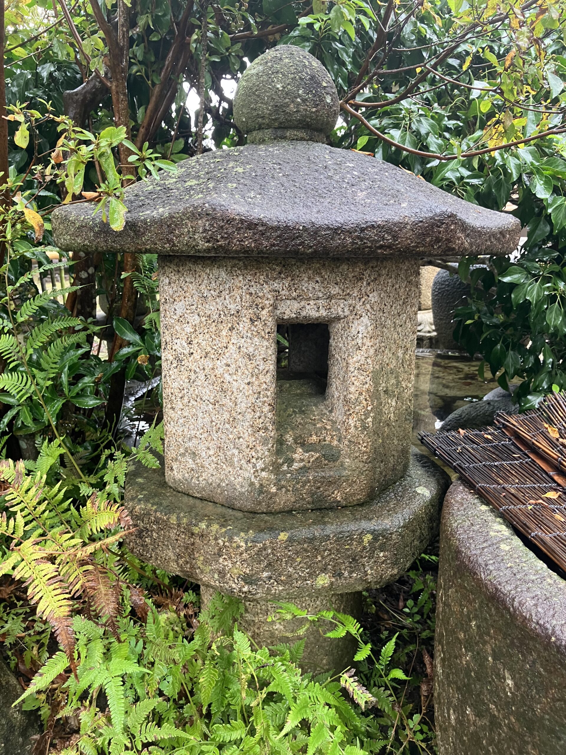 薄露地形生込灯籠