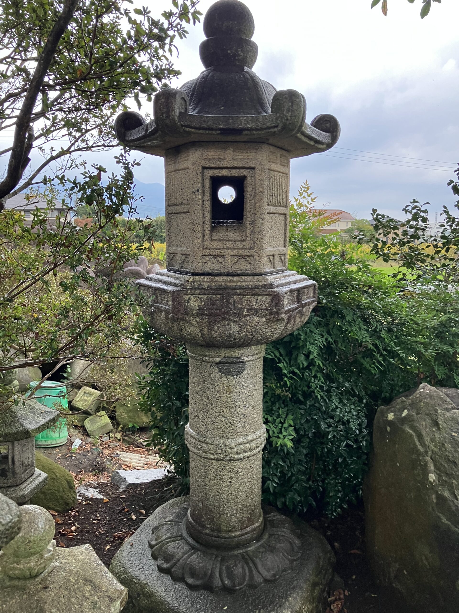 蝉丸形台付灯籠