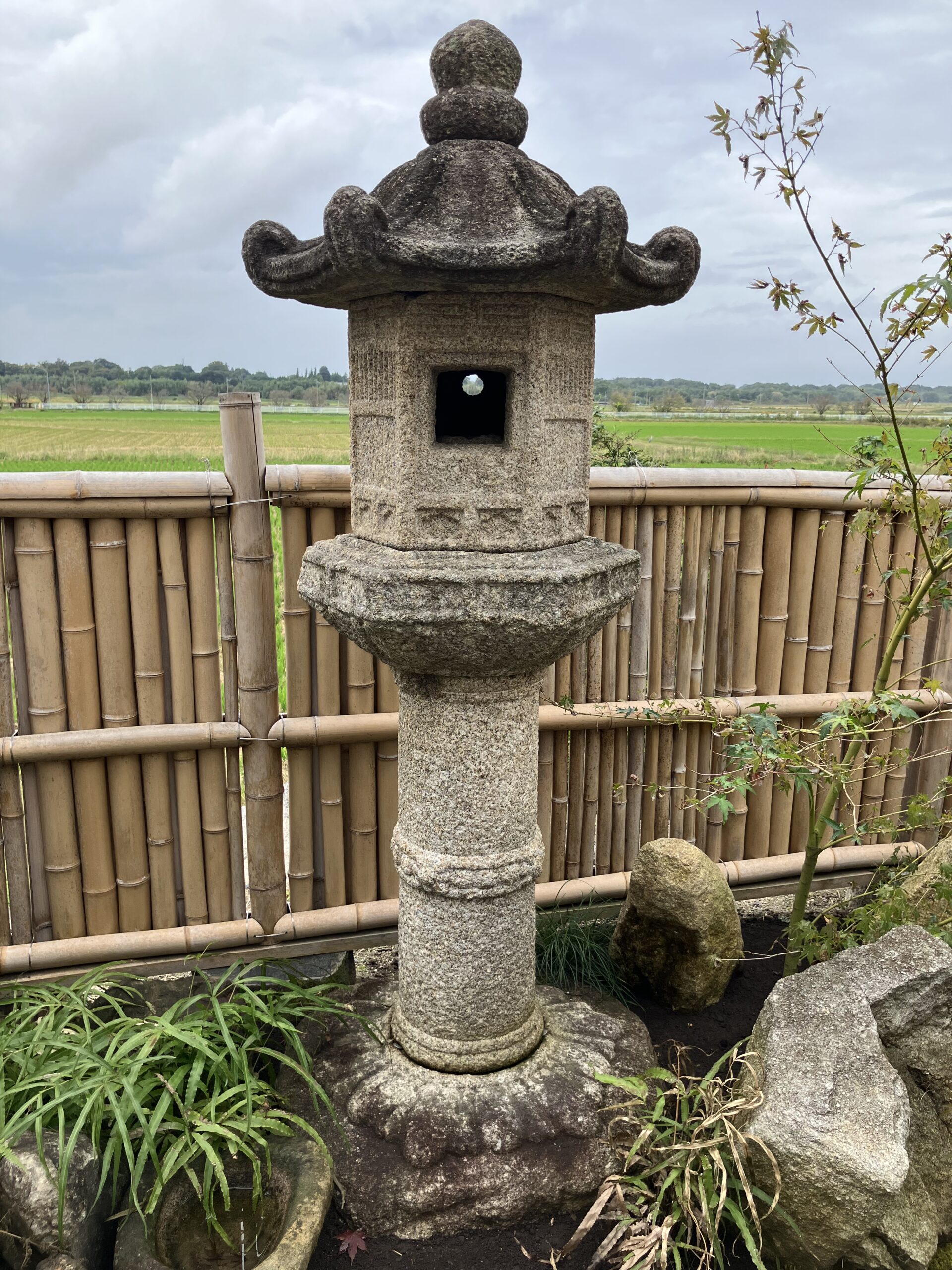 蝉丸形台付灯籠