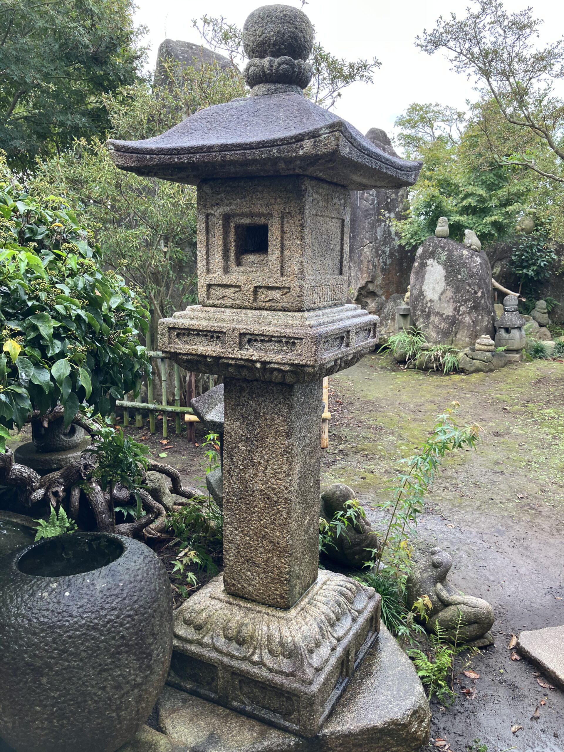 西ノ屋形台付灯籠