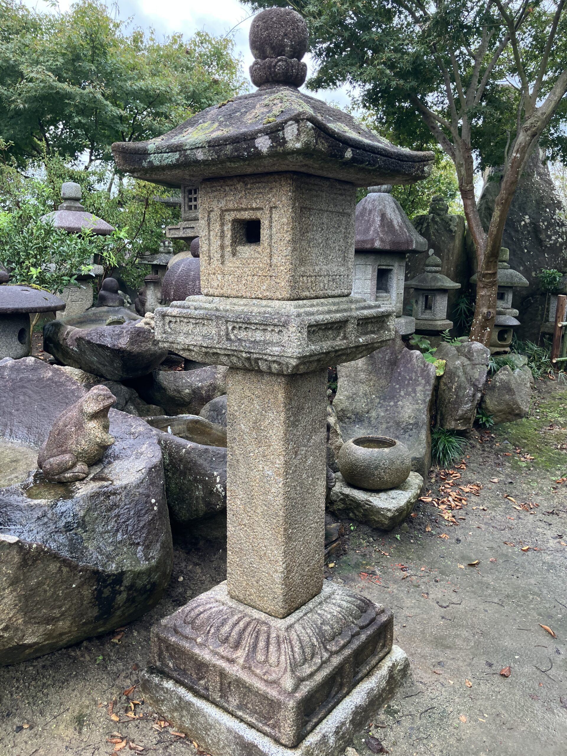 西ノ屋形台付灯籠